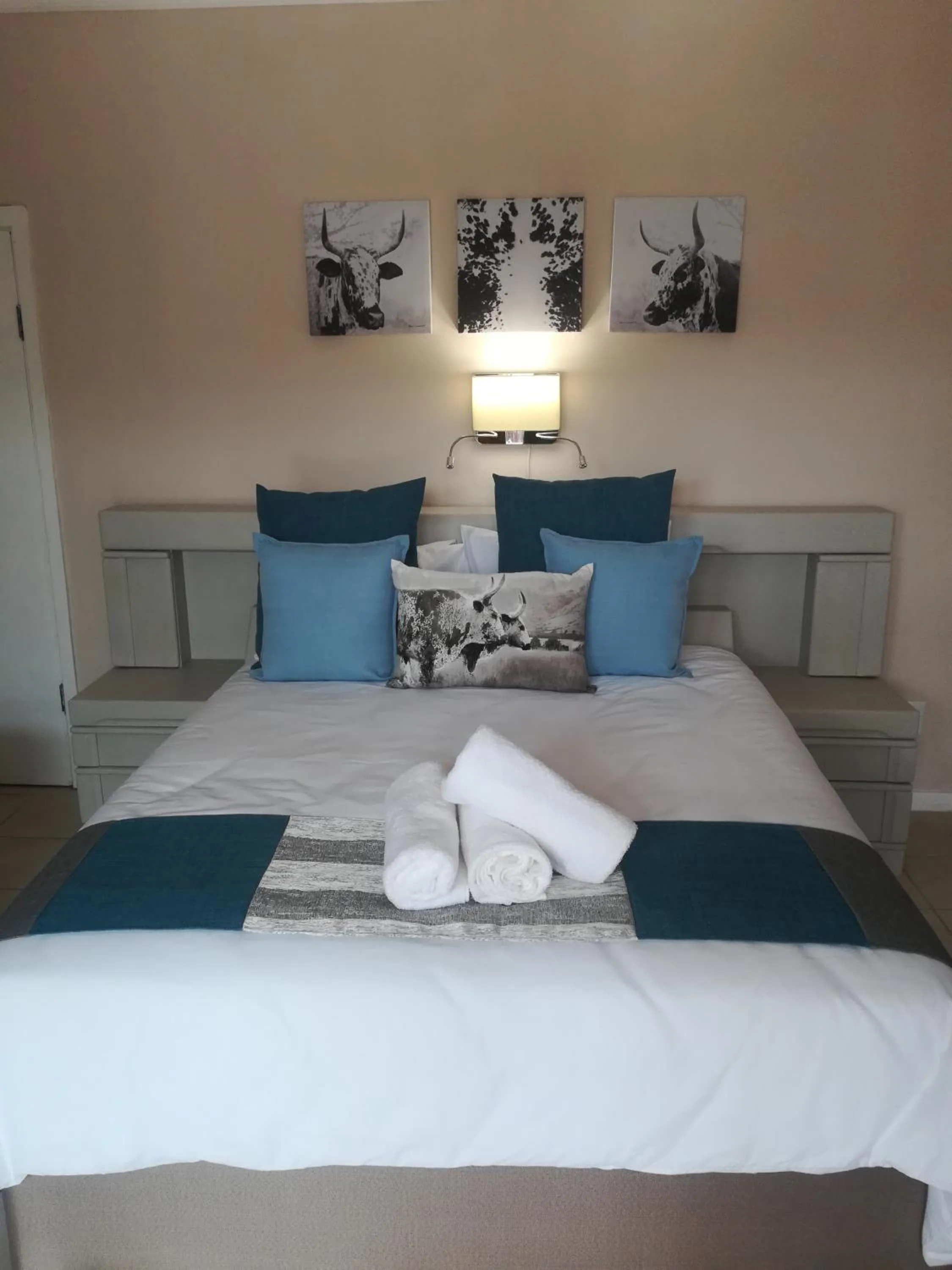 Decorative detail, Bed in The Birdhouse Bed & Breakfast #NO Loadshedding #Solar Energy