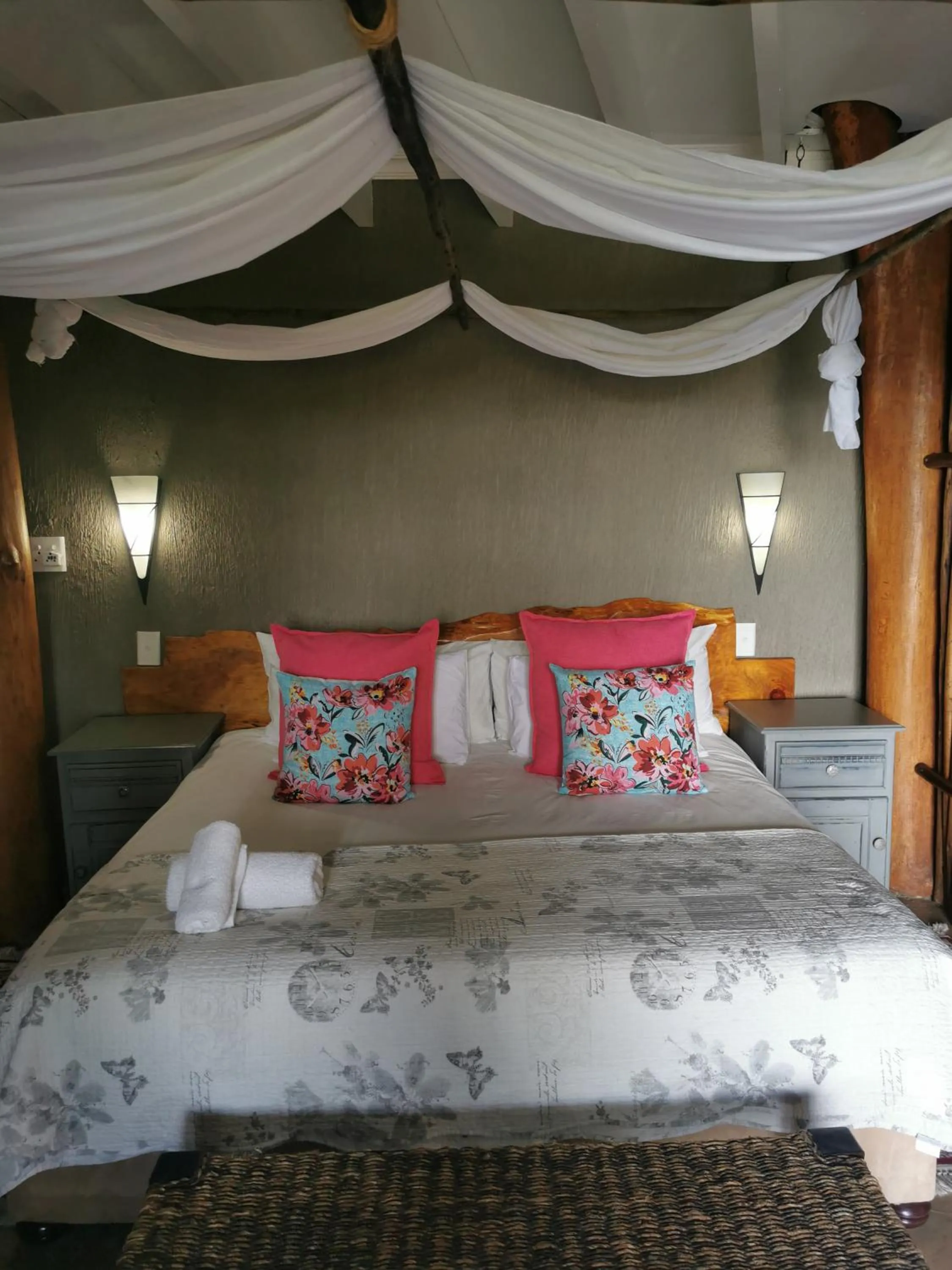 Bed in The Birdhouse Bed & Breakfast #NO Loadshedding #Solar Energy