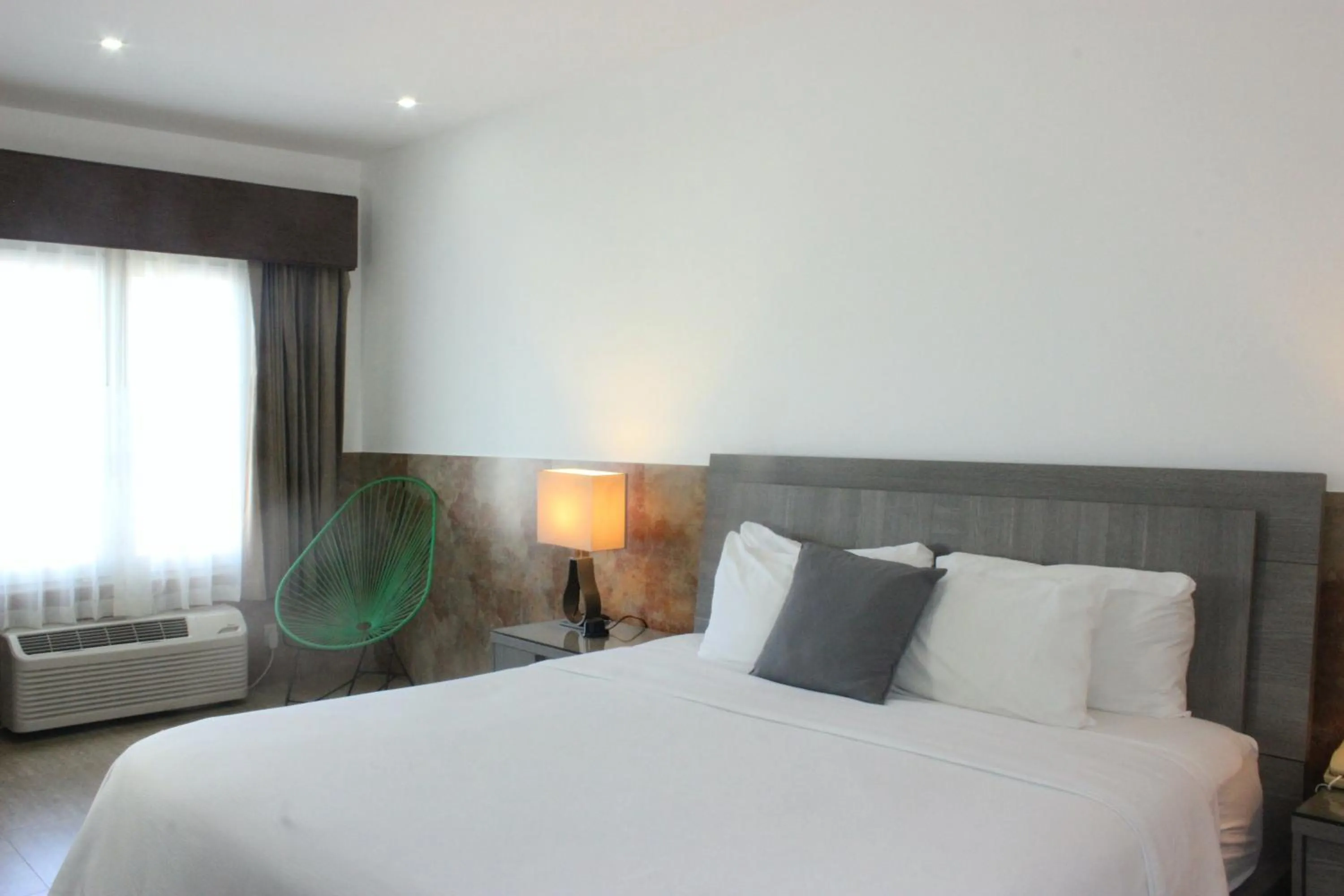 Bedroom, Bed in Beverly Hills: Hotel and Business