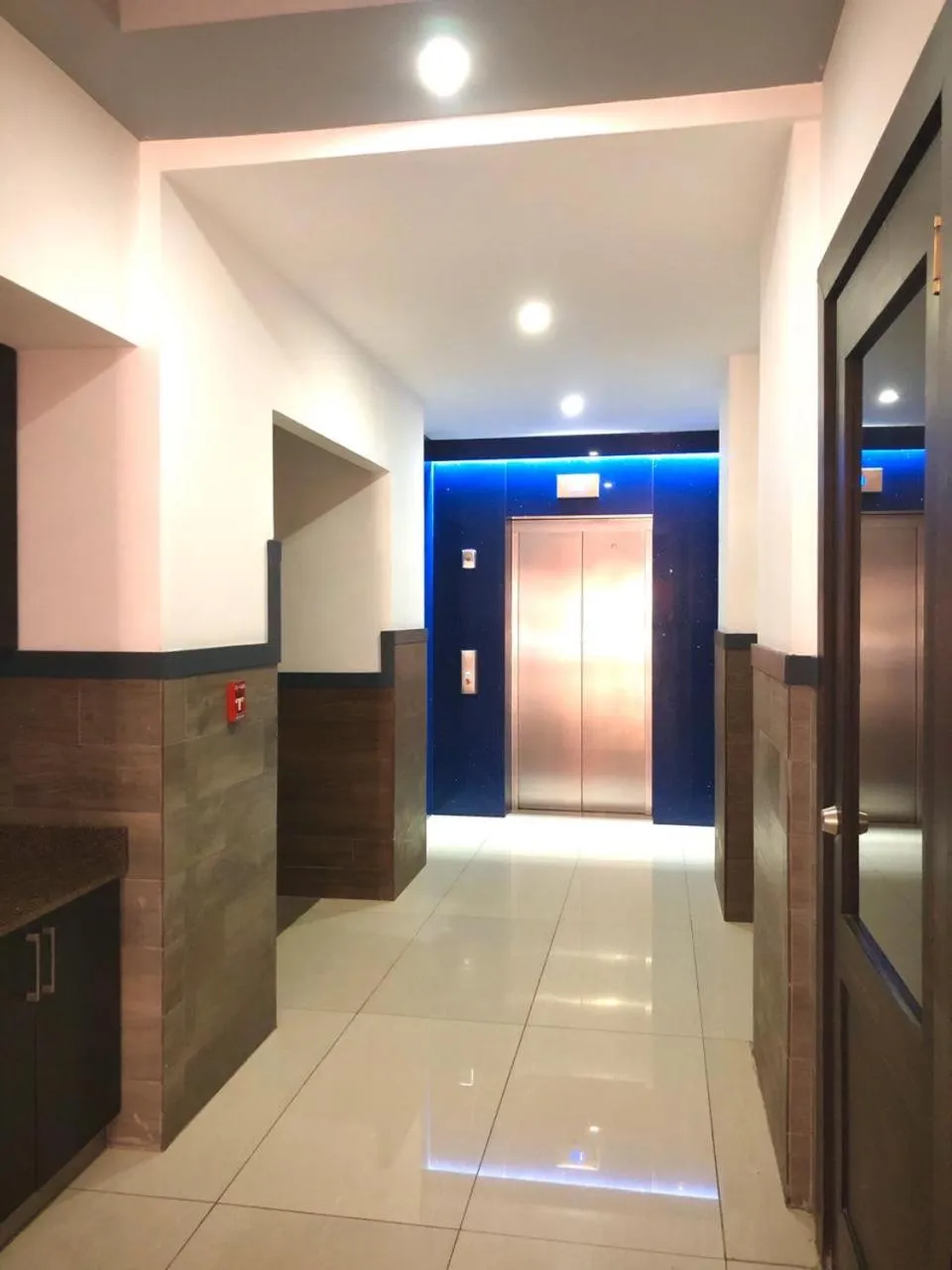 elevator in Beverly Hills: Hotel and Business