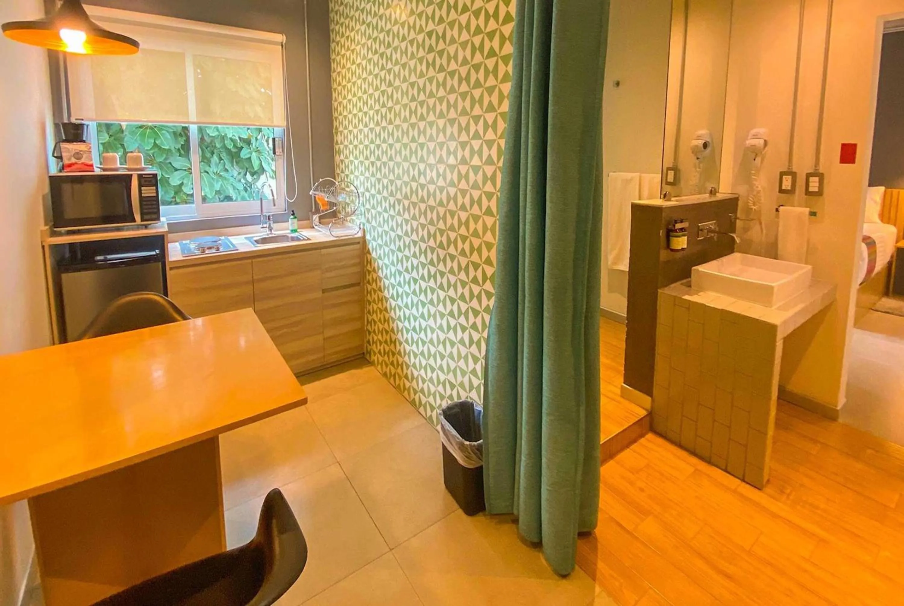 Photo of the whole room in Hotel Estancias VIVE MX wtc CDMX, Trademark by Wyndham