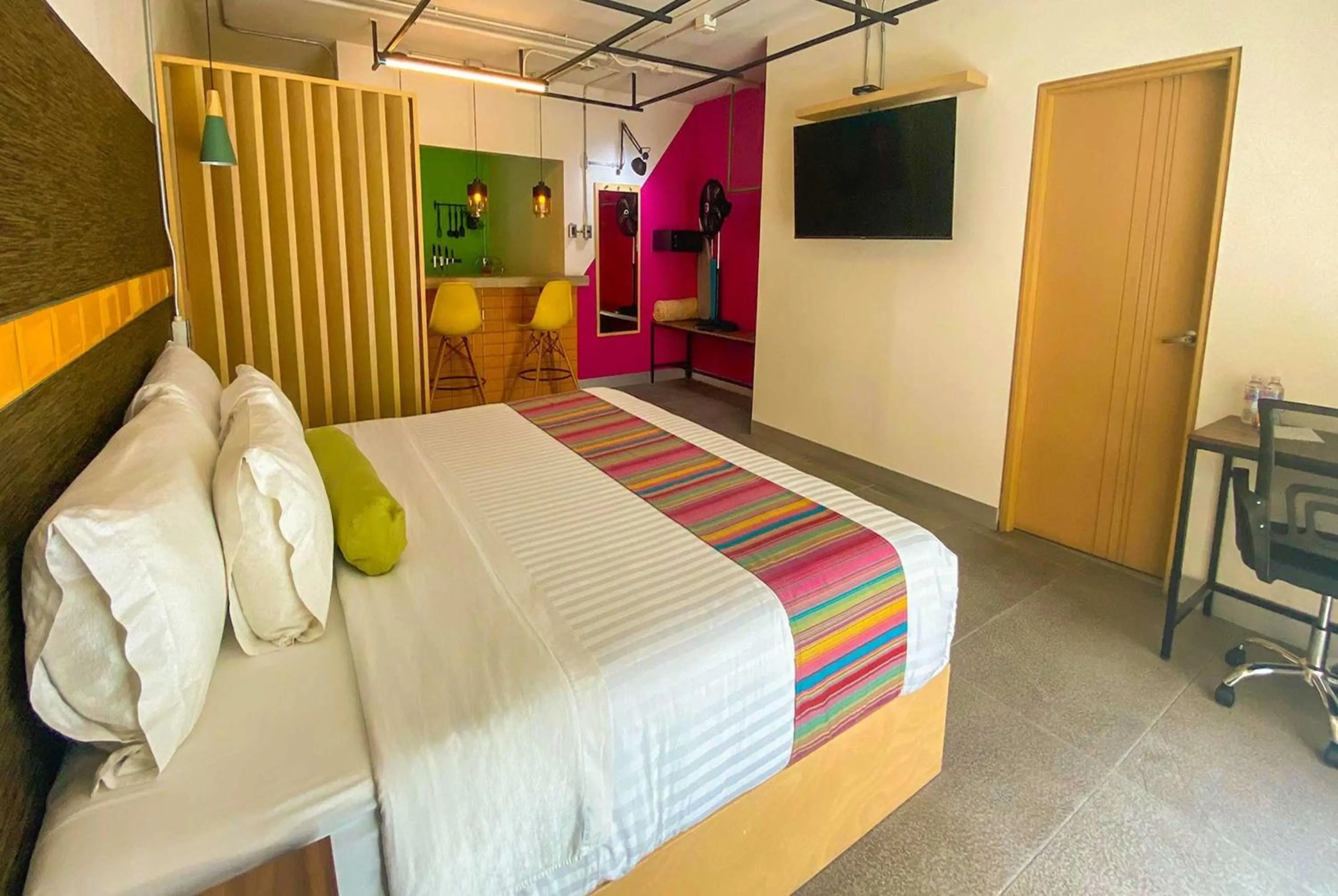 Photo of the whole room, Bed in Hotel Estancias VIVE MX wtc CDMX, Trademark by Wyndham