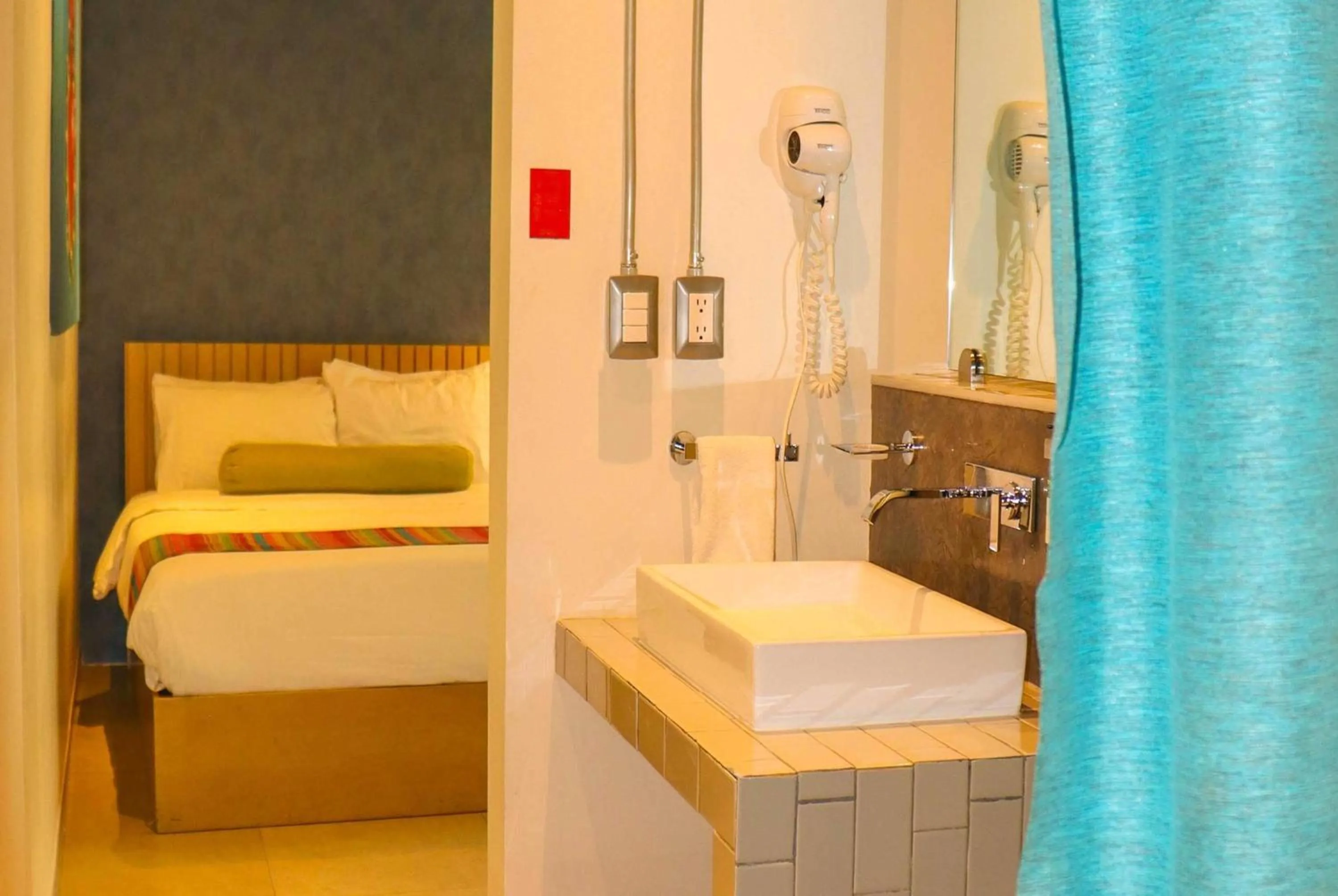 Photo of the whole room, Bed in Hotel Estancias VIVE MX wtc CDMX, Trademark by Wyndham