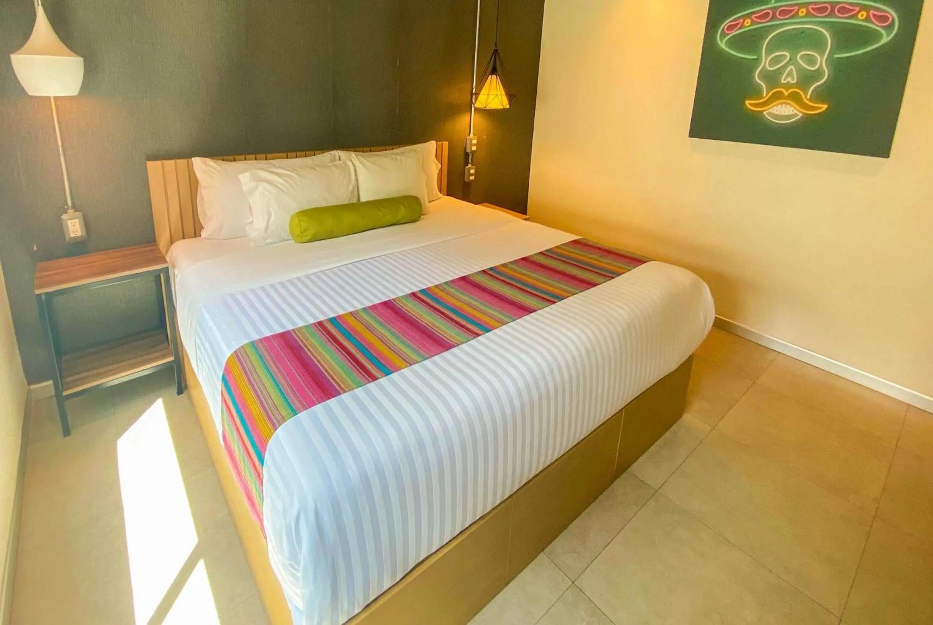 Photo of the whole room, Bed in Hotel Estancias VIVE MX wtc CDMX, Trademark by Wyndham