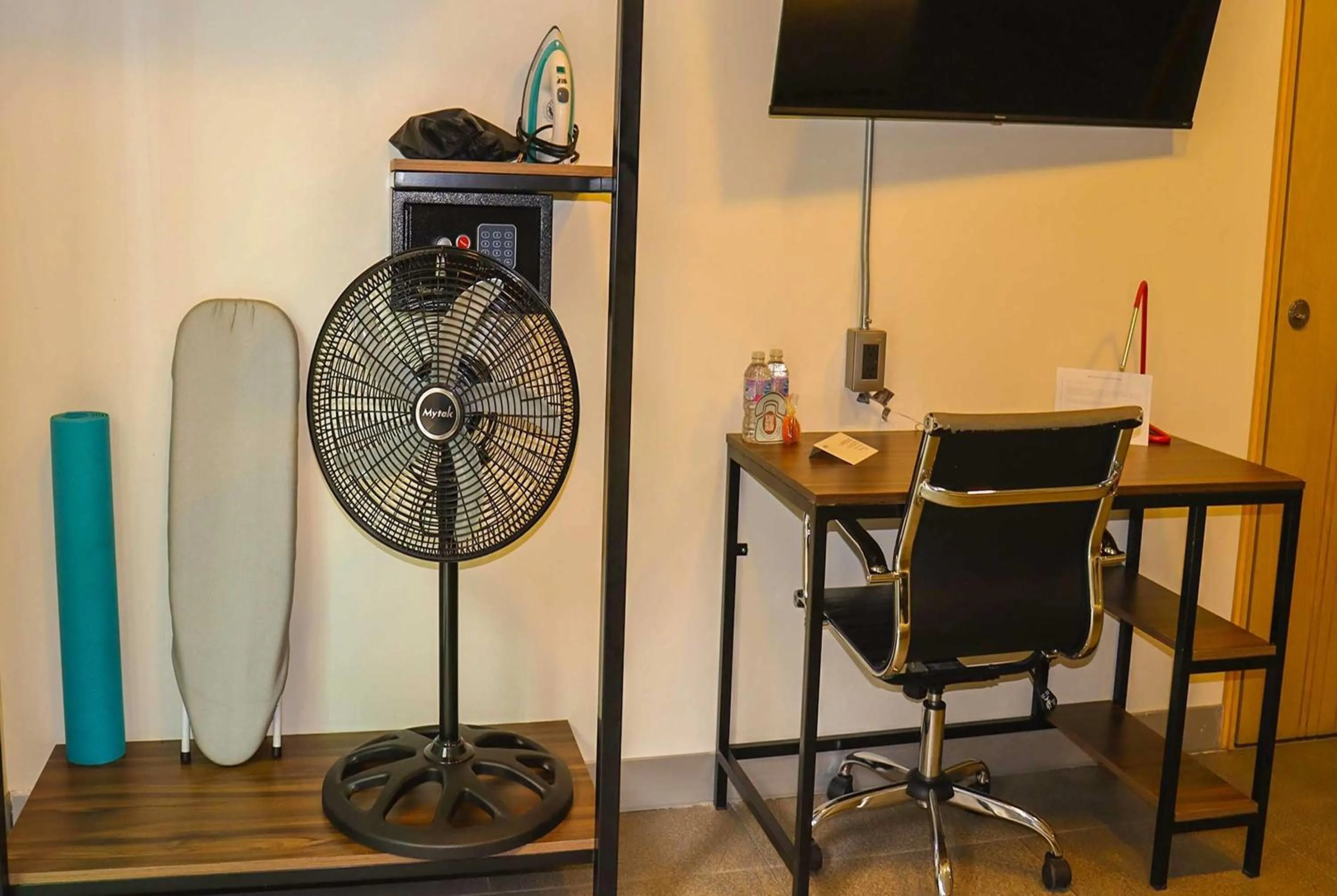 Photo of the whole room in Hotel Estancias VIVE MX wtc CDMX, Trademark by Wyndham