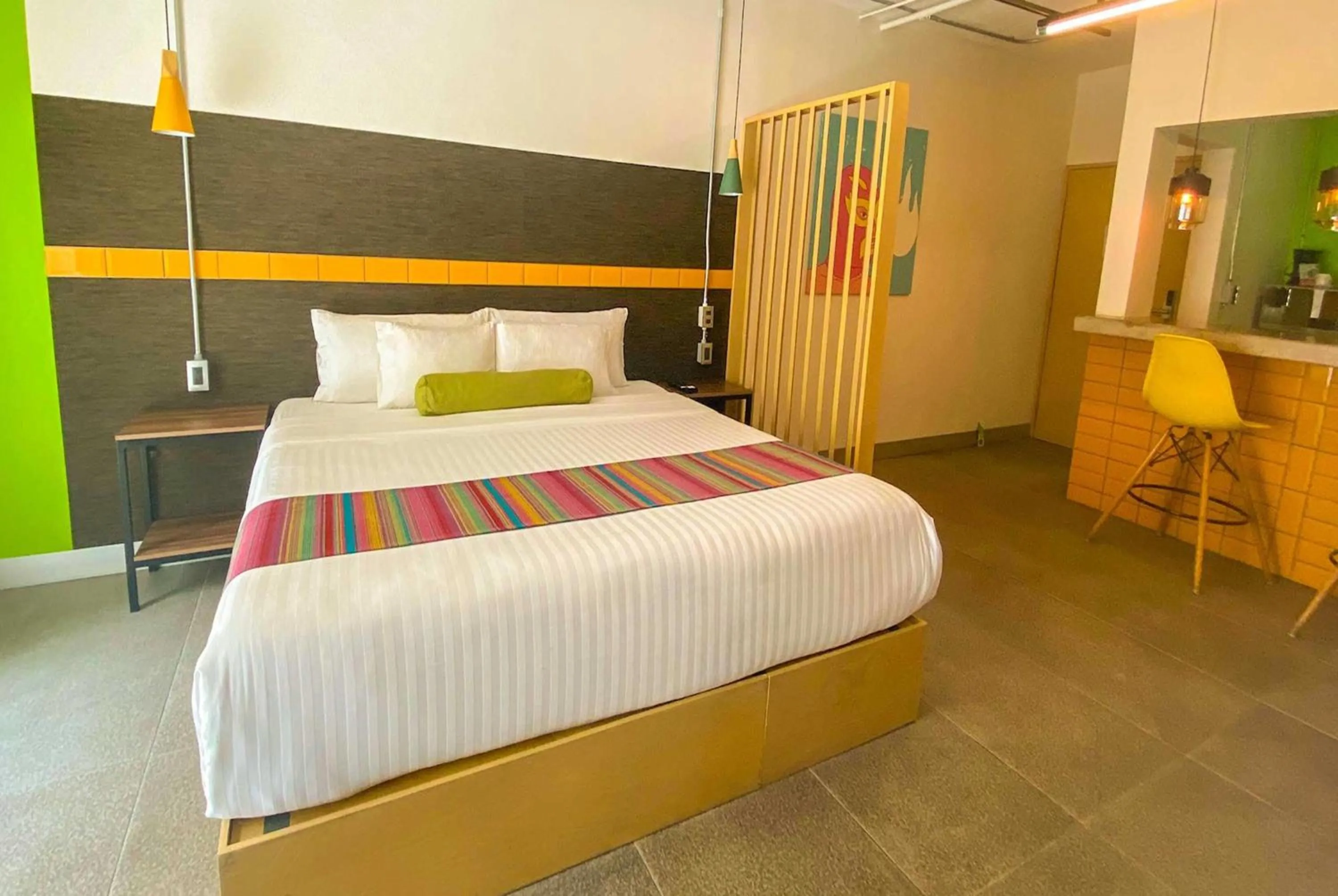 Photo of the whole room, Bed in Hotel Estancias VIVE MX wtc CDMX, Trademark by Wyndham