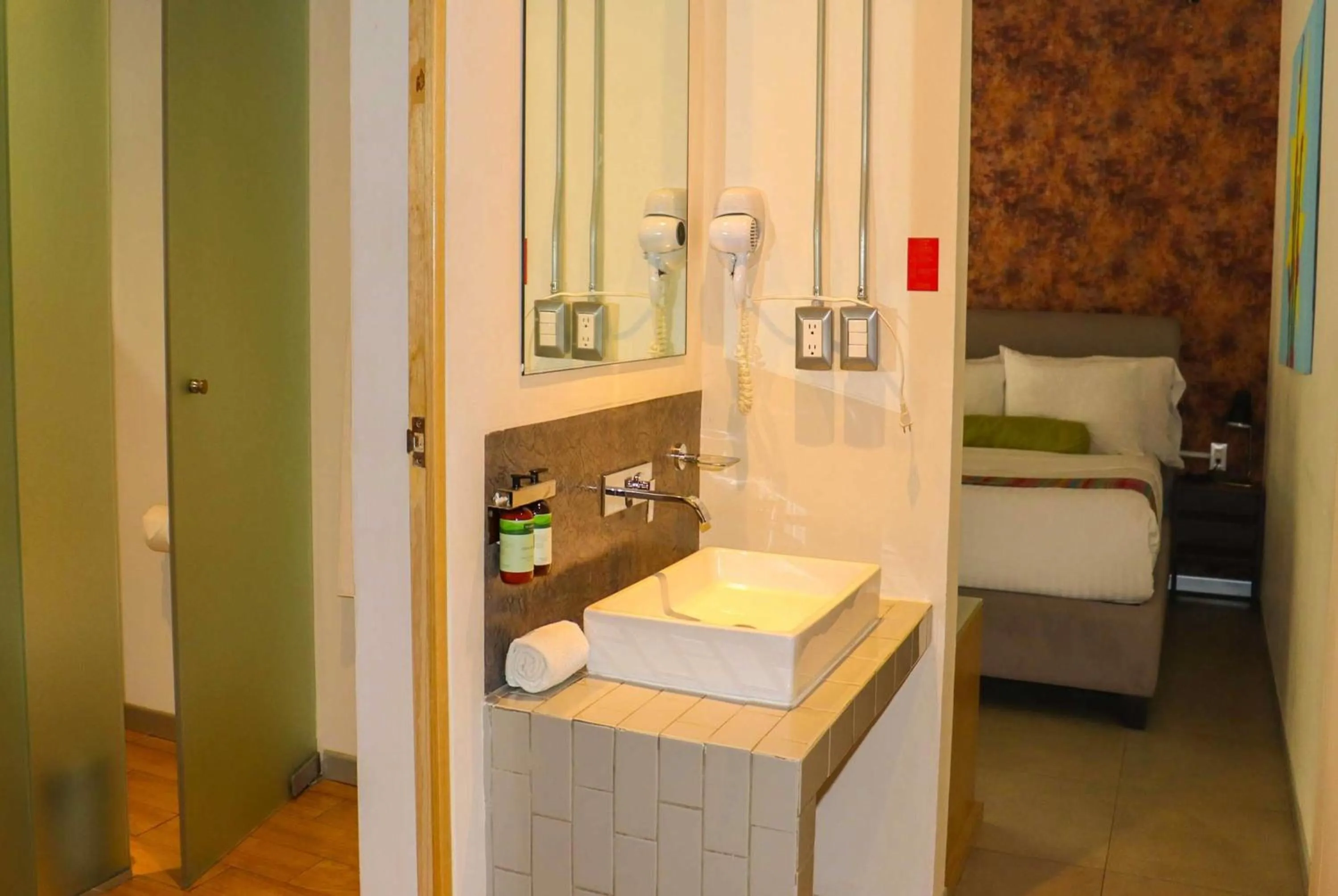 Bathroom, Bed in Hotel Estancias VIVE MX wtc CDMX, Trademark by Wyndham