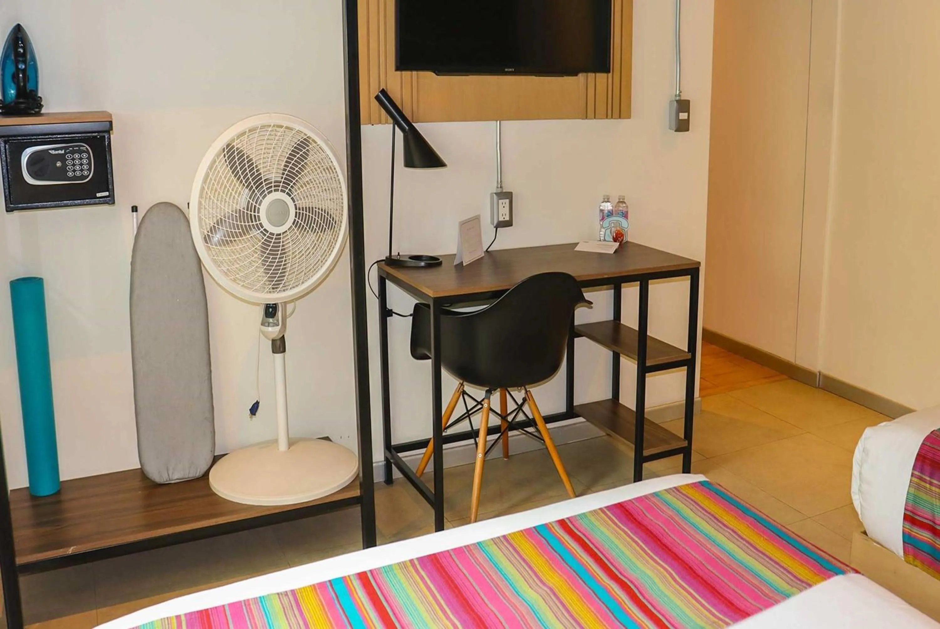 Photo of the whole room in Hotel Estancias VIVE MX wtc CDMX, Trademark by Wyndham