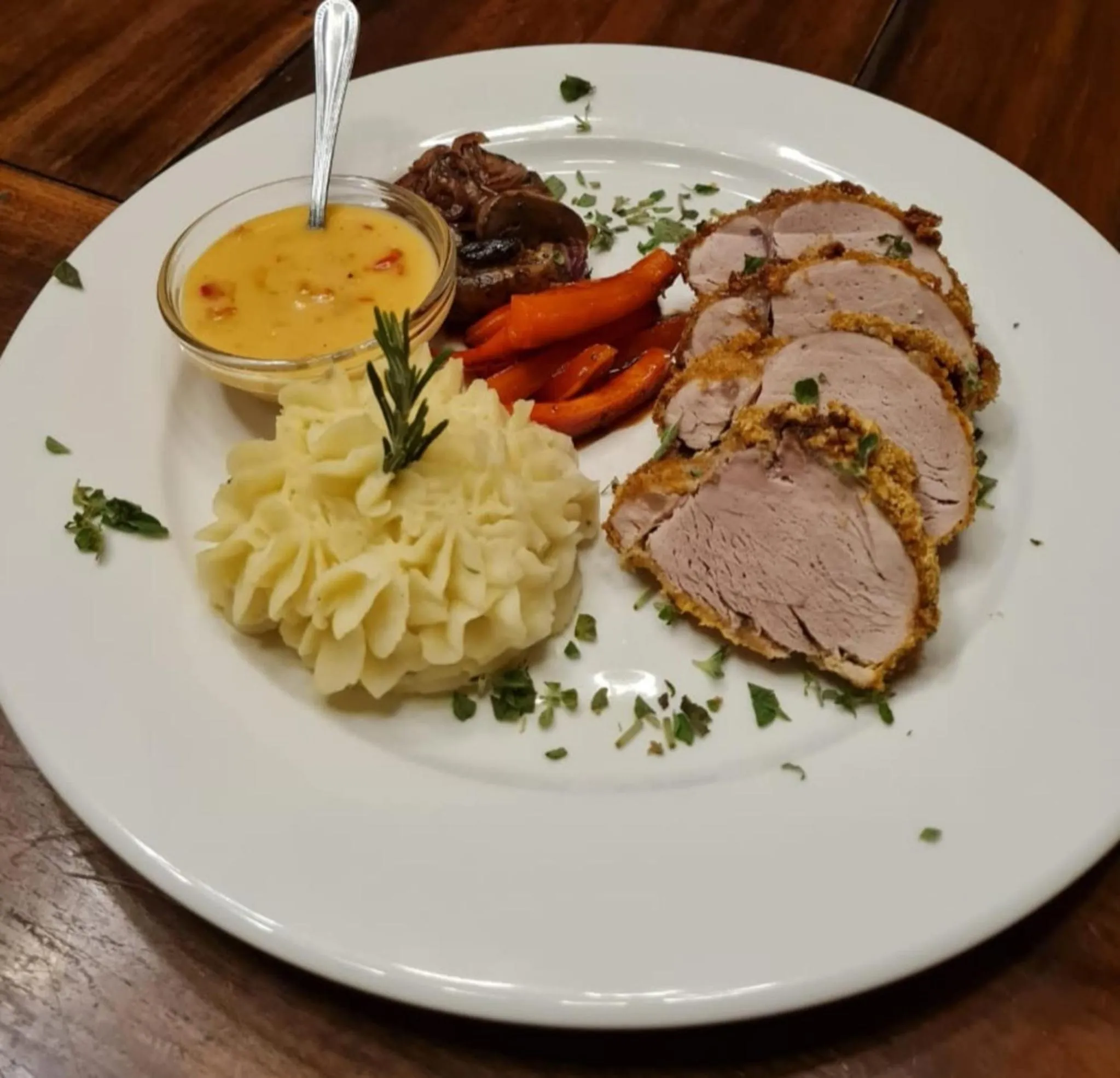 Restaurant/places to eat in Nedile Lodge