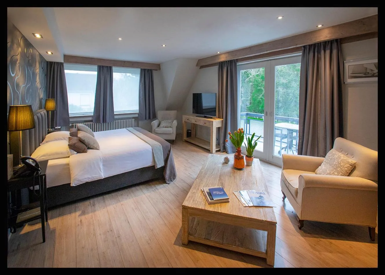 Balcony/Terrace, Bed in Hotel Auberge St. Pol