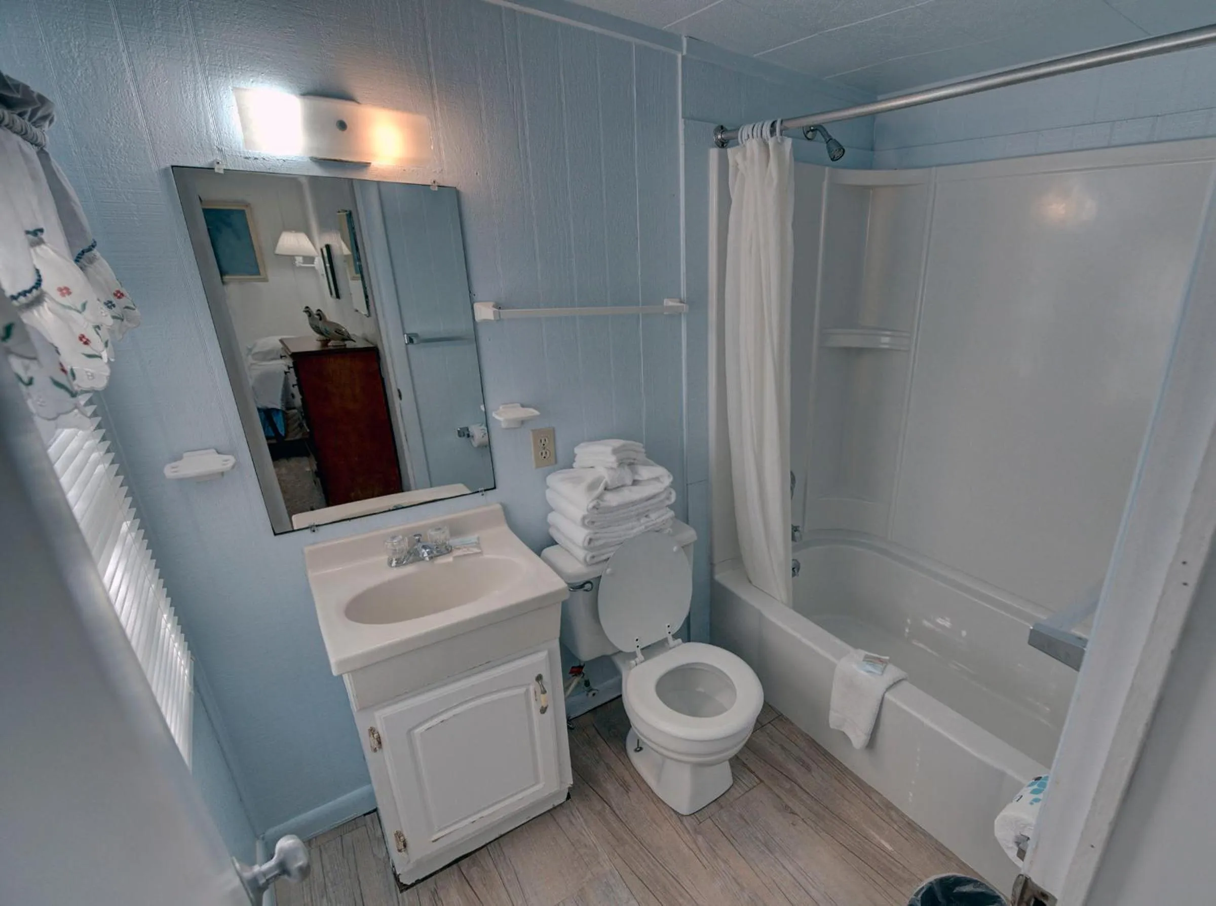 One-Bedroom Cottage (3 Adults) in Outer Banks Motel - Village Accommodations