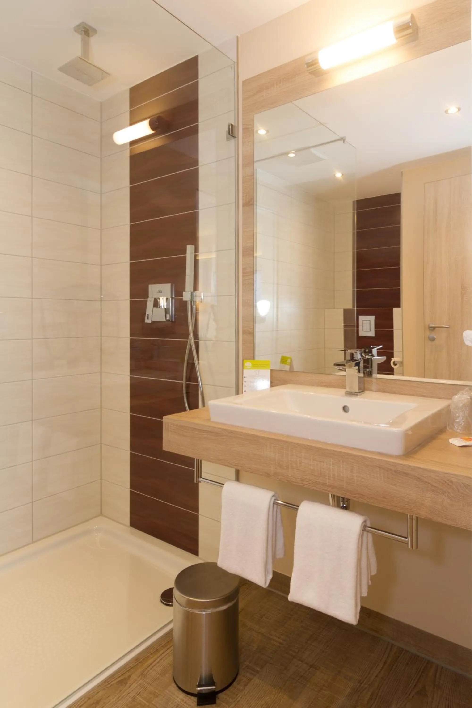 Shower in Hotel Weserschiffchen