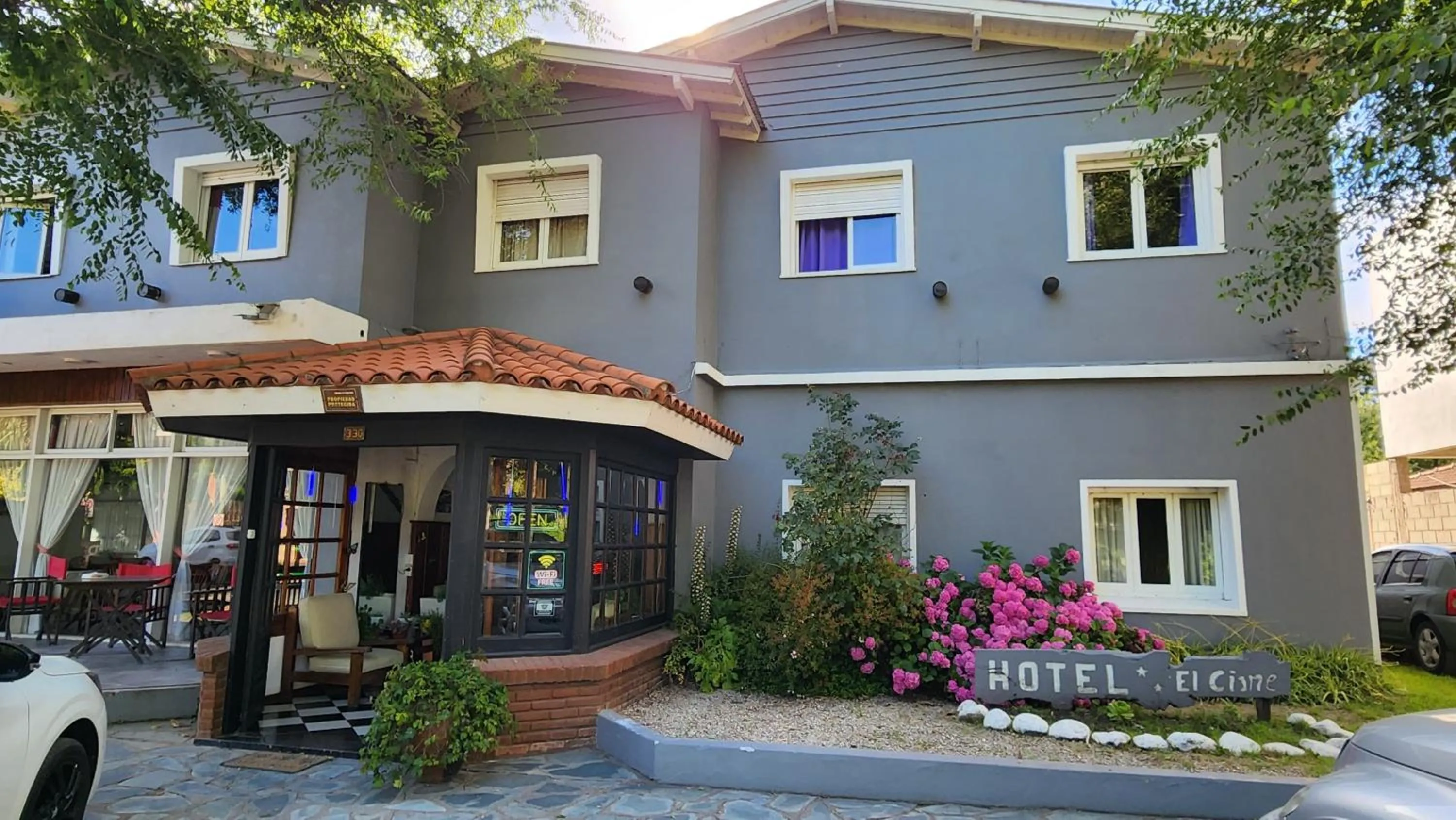 Property building in Hotel El Cisne