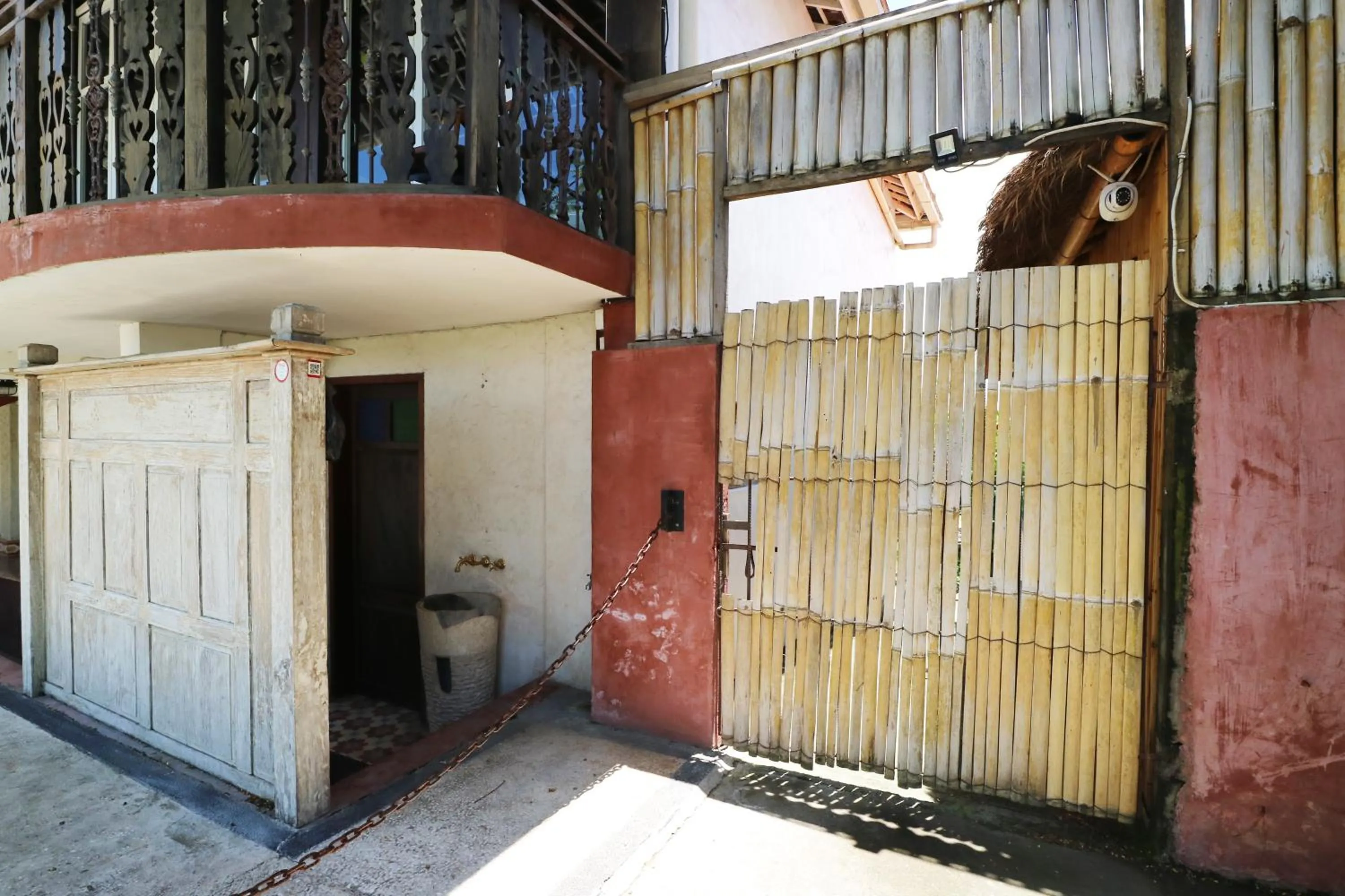 Facade/entrance in The Wina Guest House 2