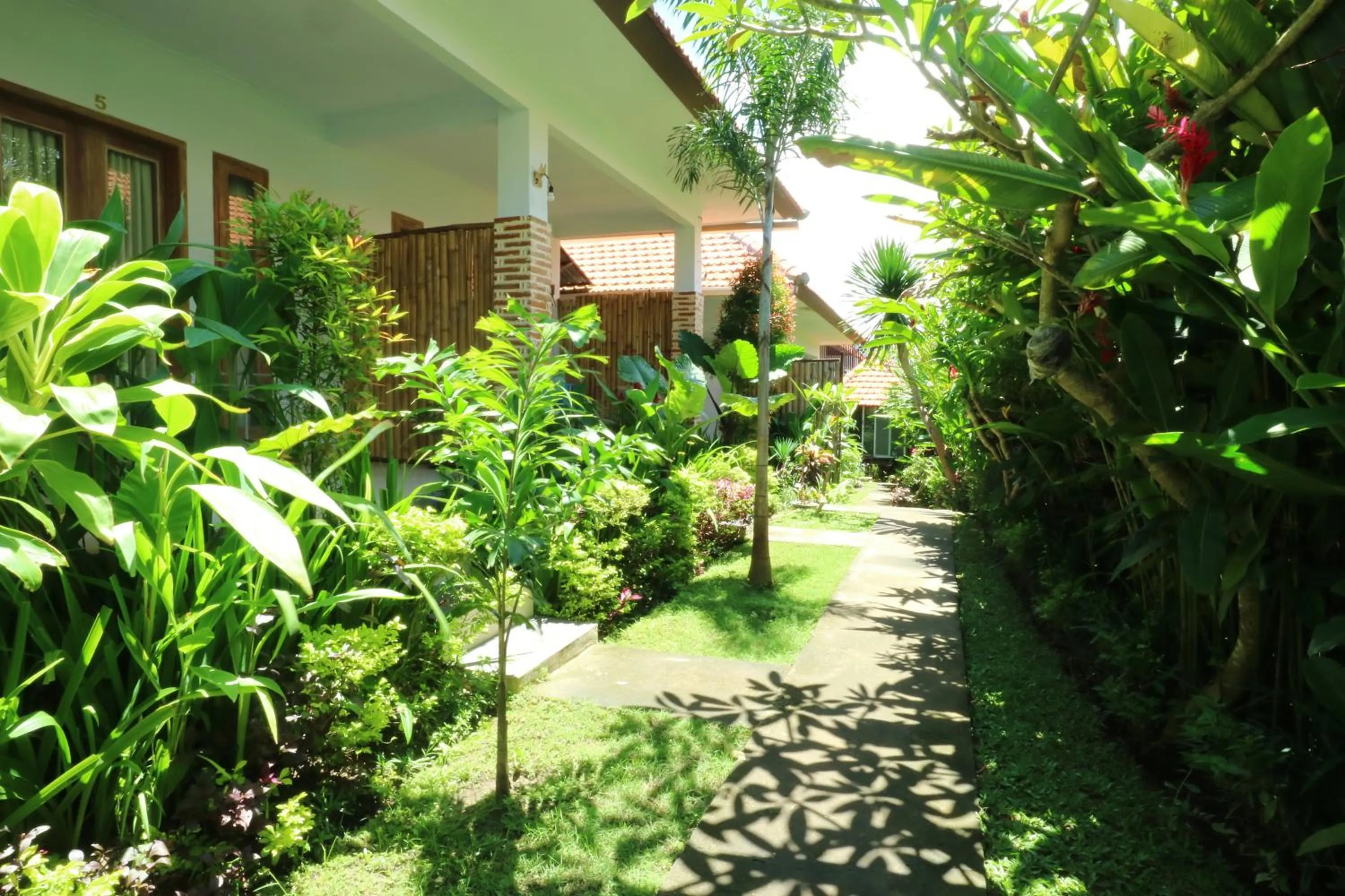 Garden in The Wina Guest House 2