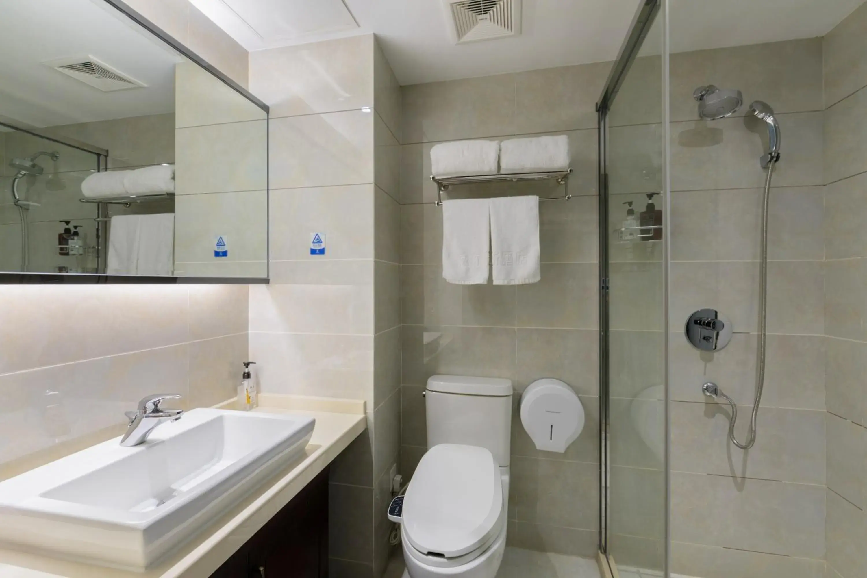 Superior Twin Room in Huzhou Wealth Hotel Superior Twin Room in Huzhou Wealth Hotel