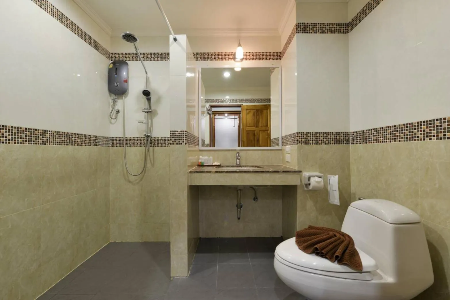 Toilet in Princess River Kwai Hotel