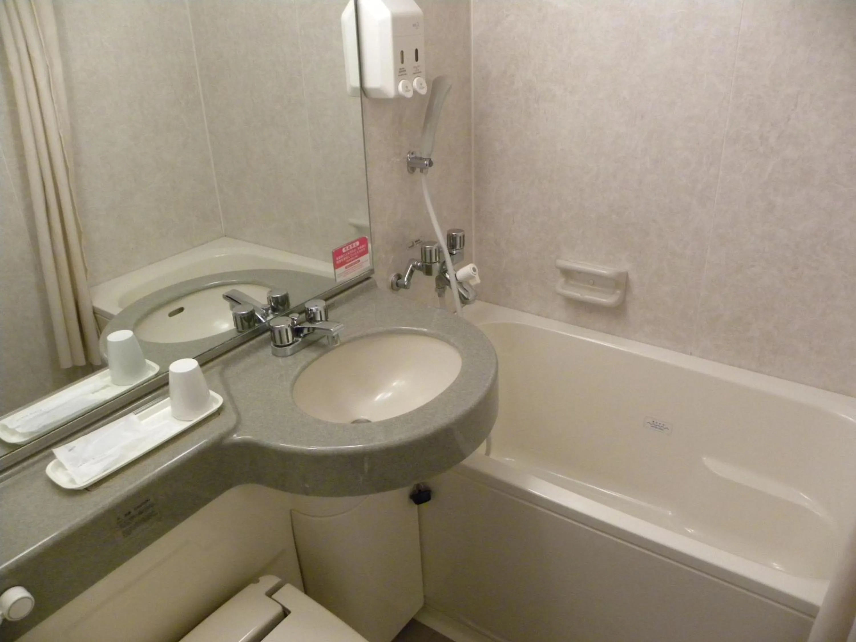 Photo of the whole room in Hotel New Green Okachimachi