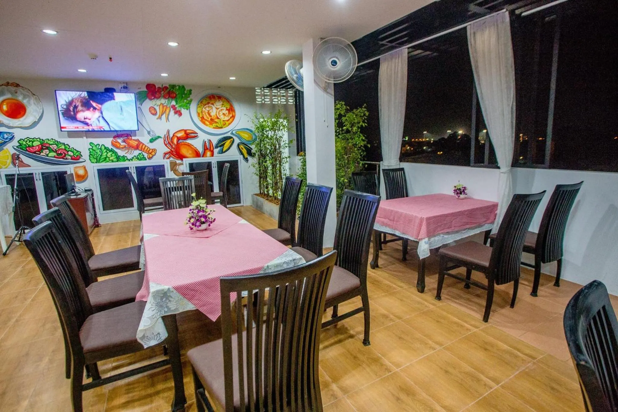 Restaurant/places to eat in Namthip Residence