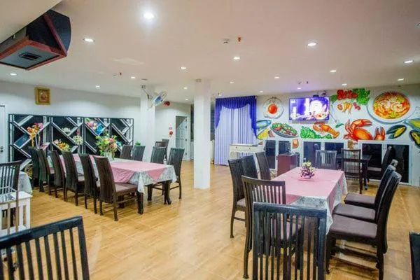 Restaurant/places to eat in Namthip Residence