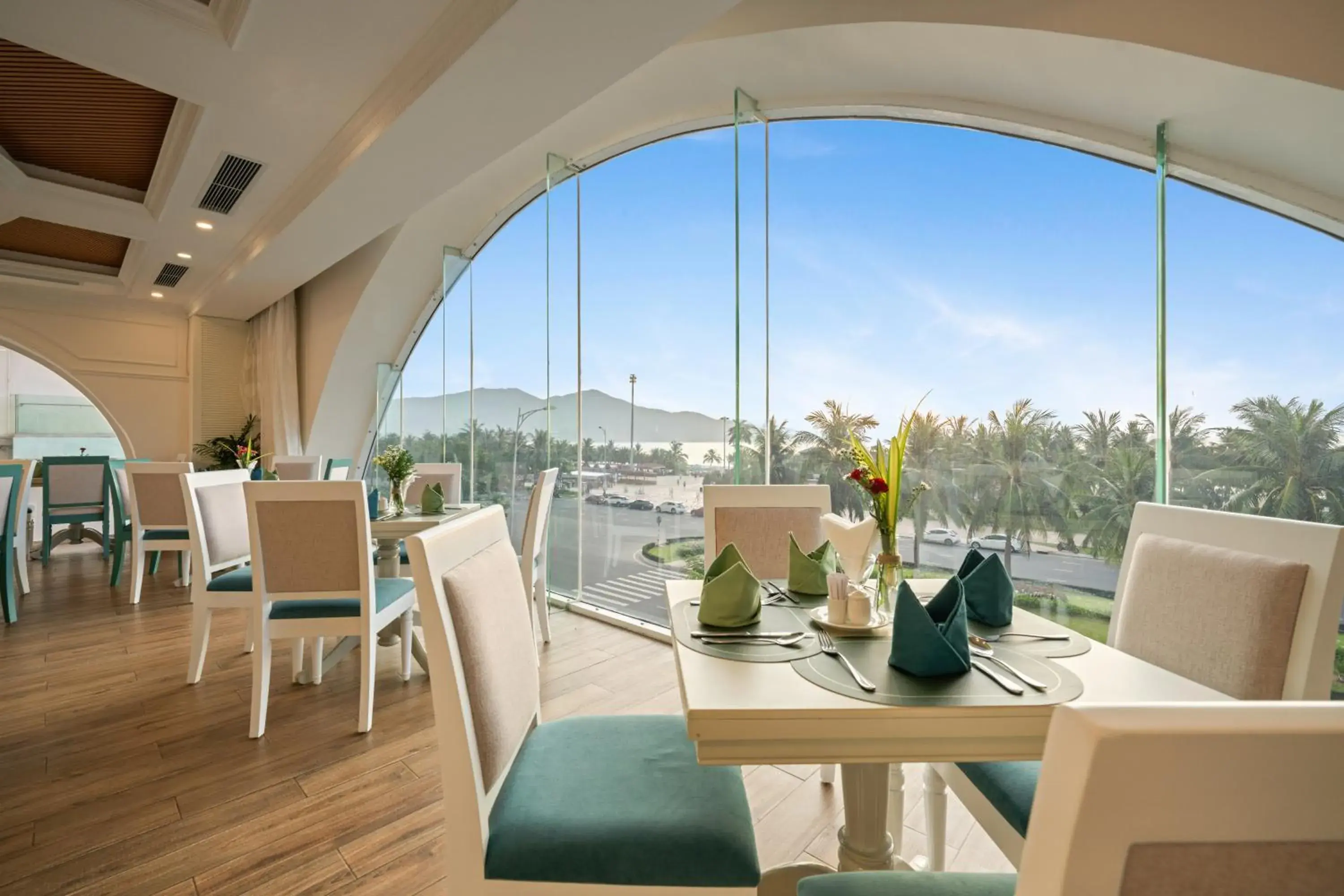 Restaurant/places to eat in Paracel Beach Hotel Restaurant/places to eat in Paracel Beach Hotel