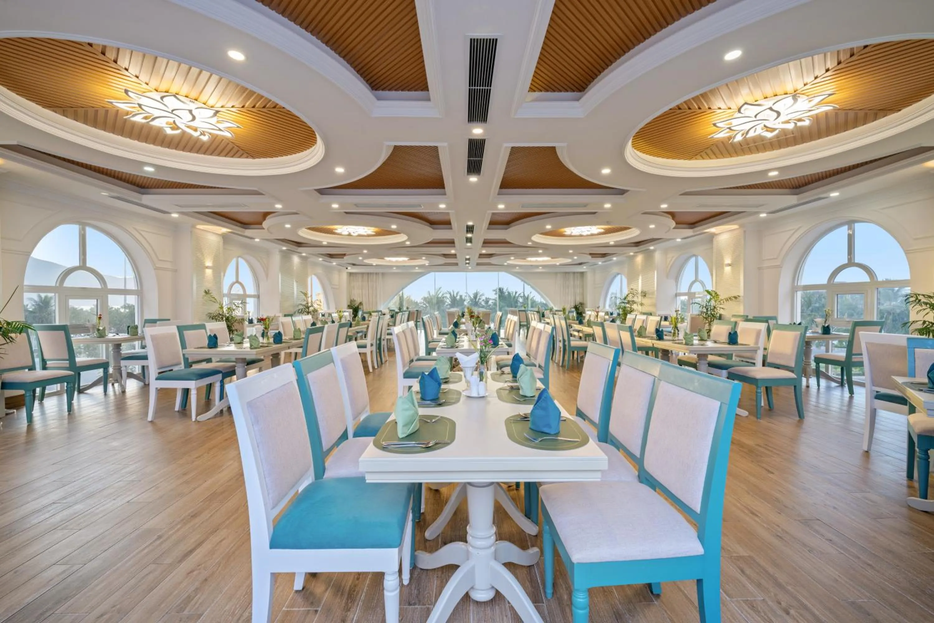 Restaurant/places to eat in Paracel Beach Hotel