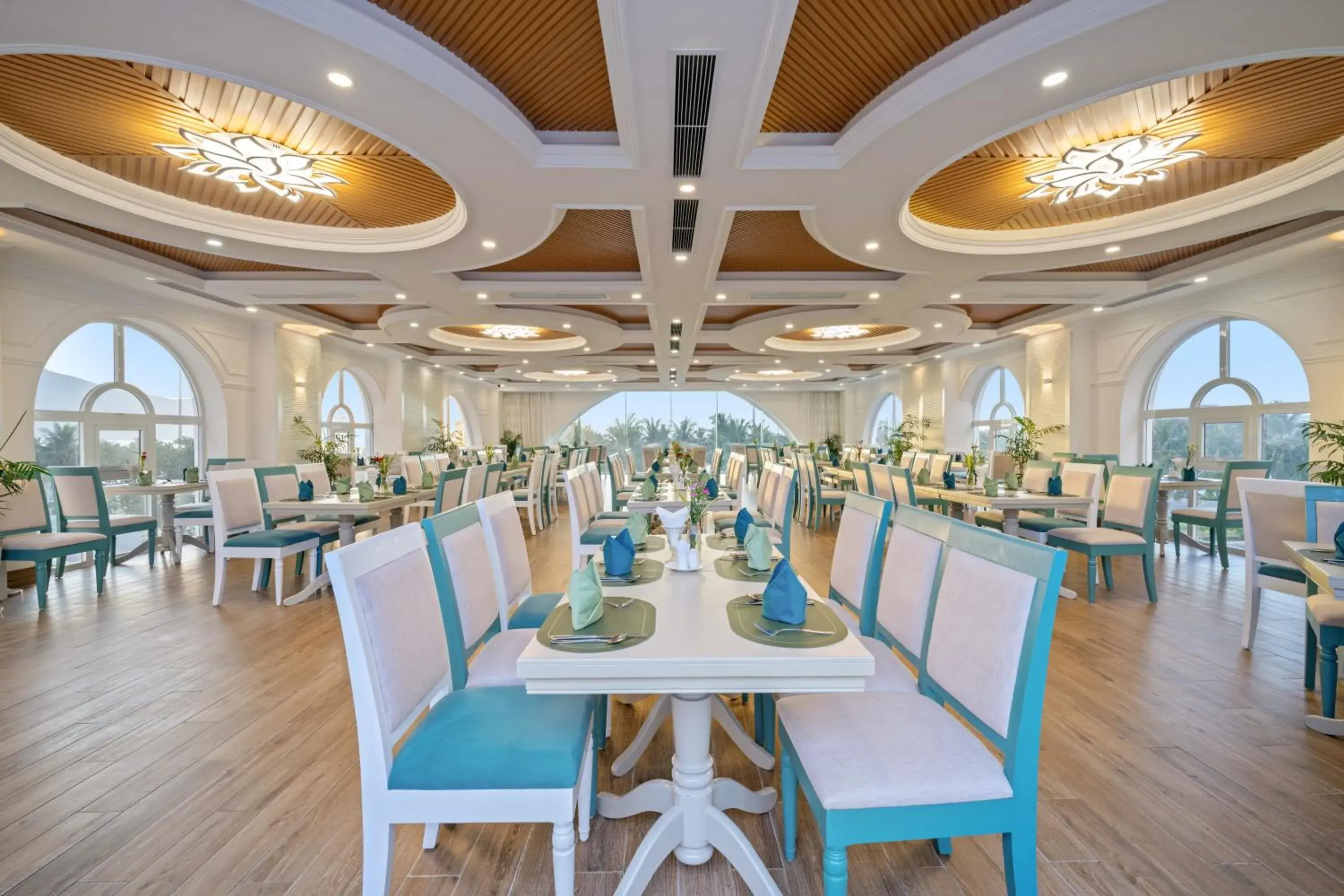 Restaurant/places to eat in Paracel Beach Hotel Restaurant/places to eat in Paracel Beach Hotel