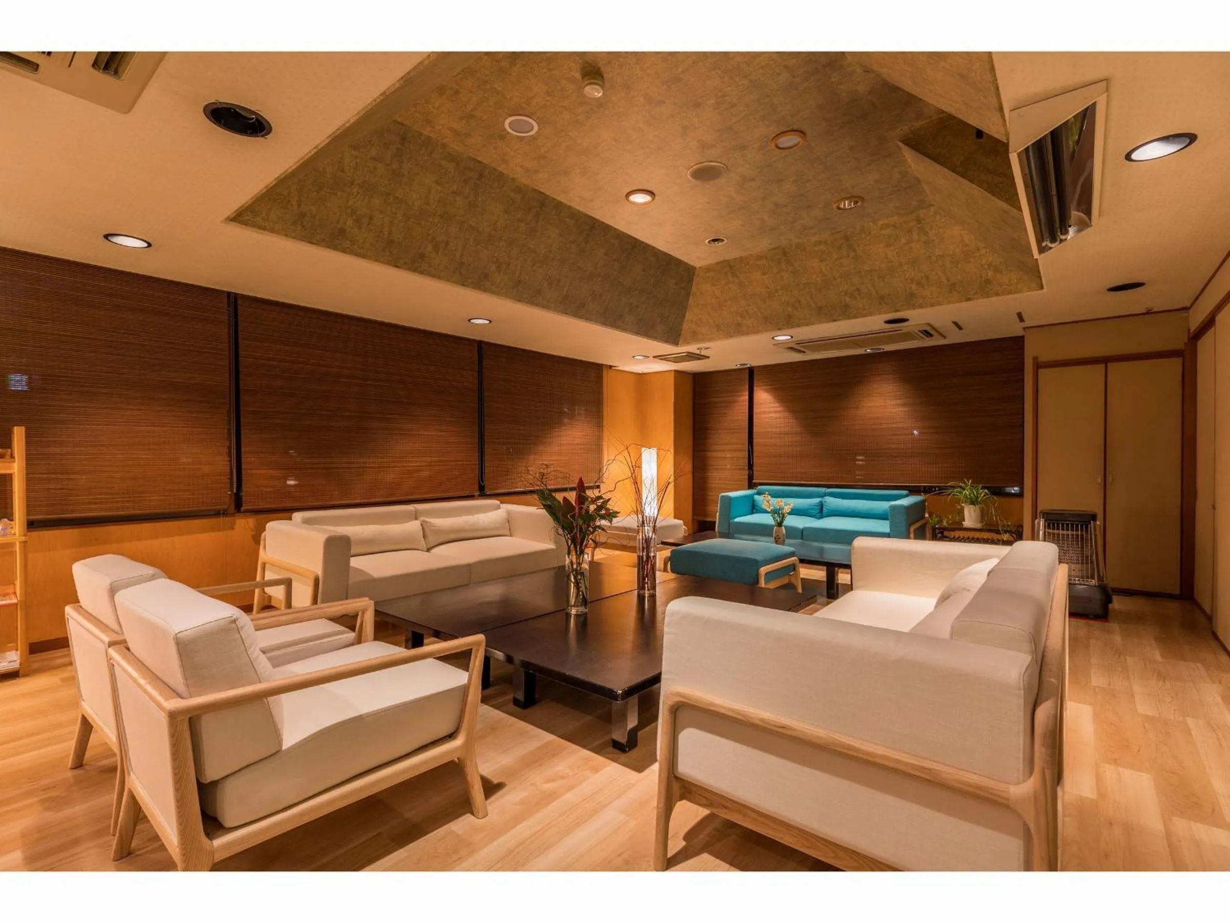 Communal lounge/ TV room in Honjin