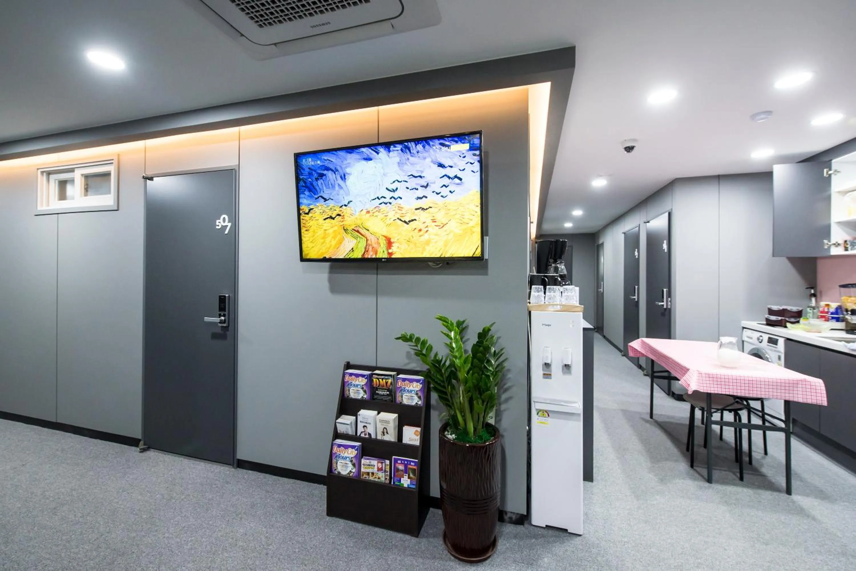 Communal lounge/ TV room in Philstay Myeongdong Metro