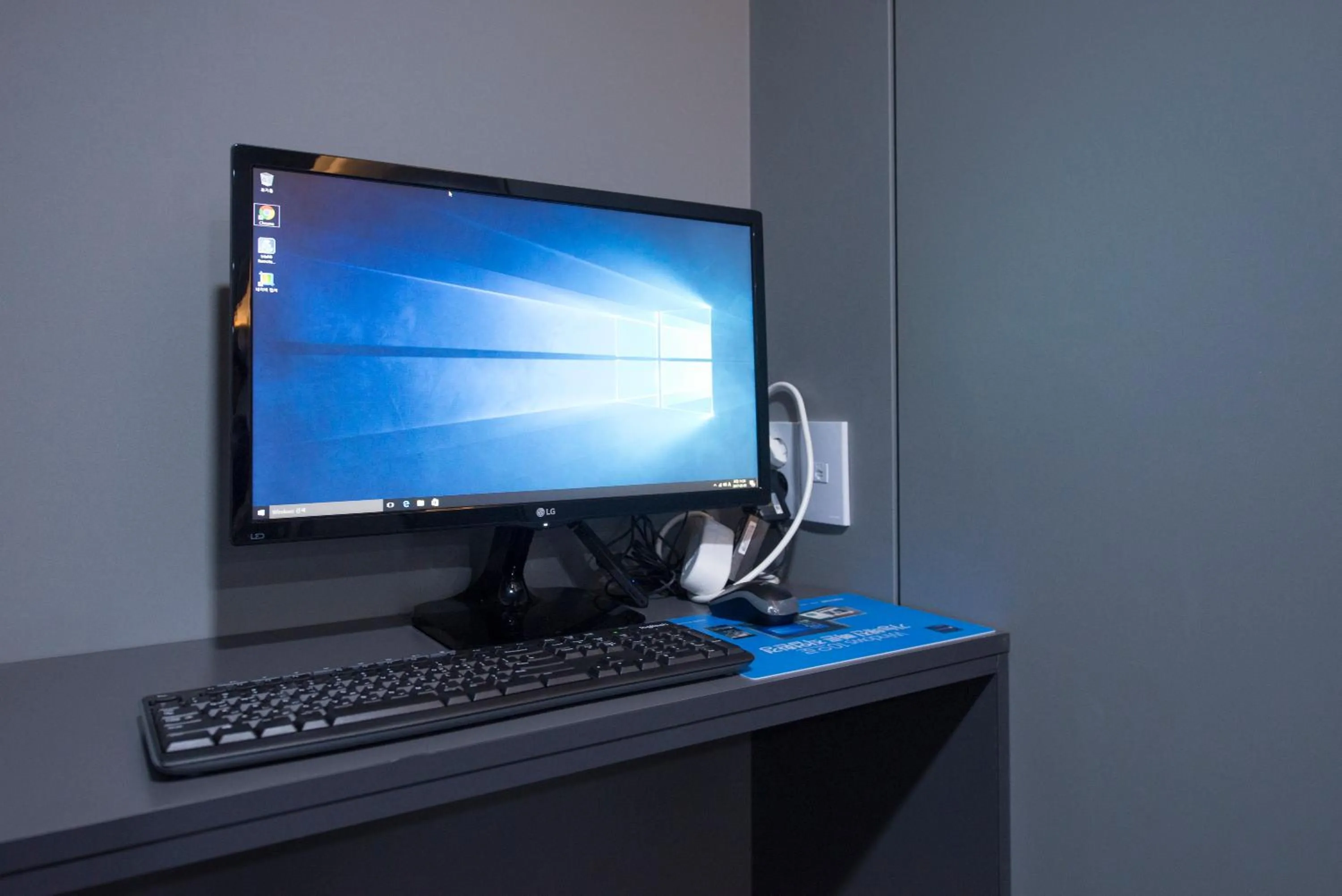 TV and multimedia in Philstay Myeongdong Metro