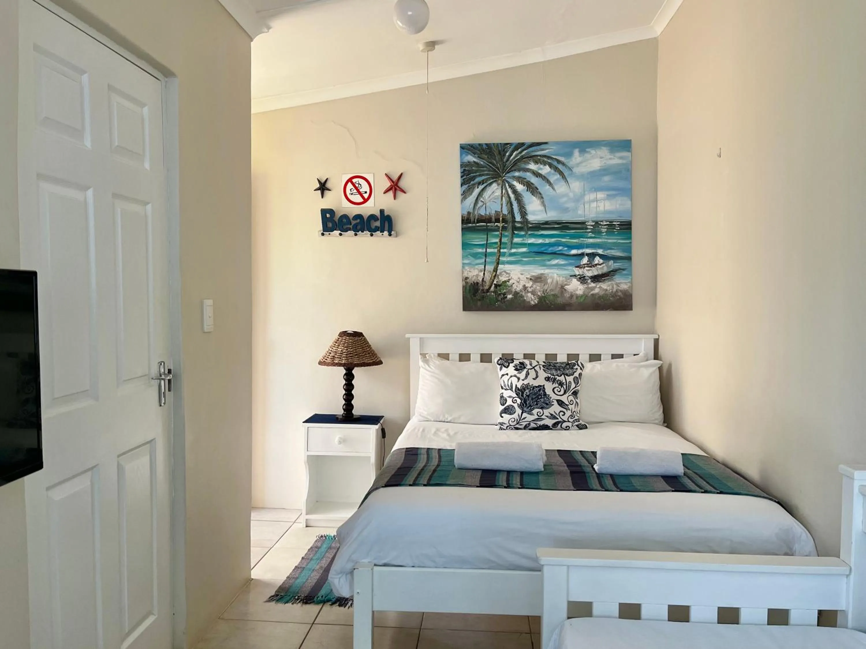 Bed in Ansteys Beach Self Catering Apartments