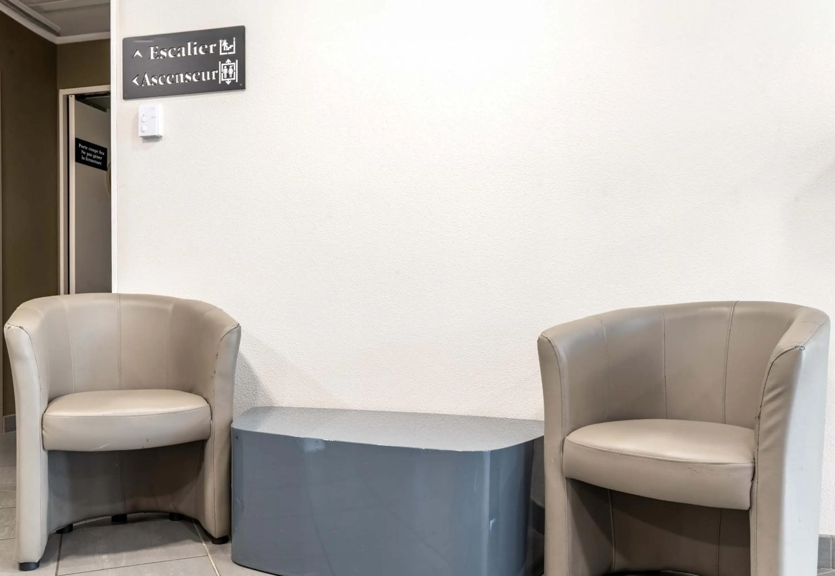 Seating area in B&B HOTEL Yvetot