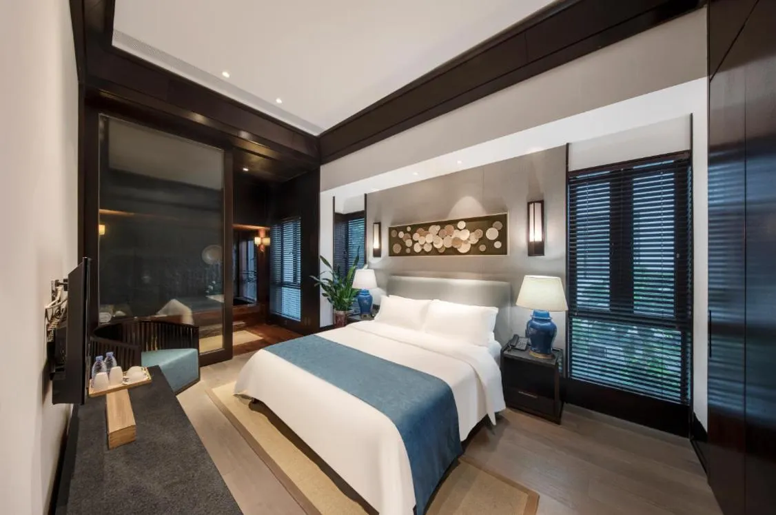 Bed in Howard Johnson Sandalwoods Resort Huizhou