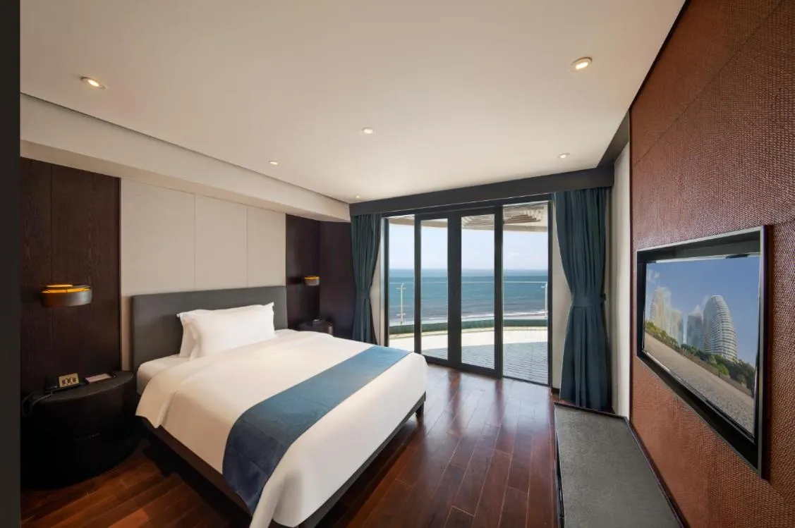 Bed in Howard Johnson Sandalwoods Resort Huizhou