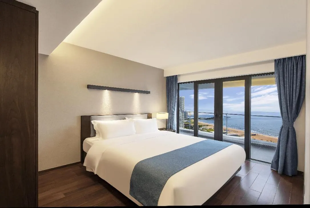 Bed in Howard Johnson Sandalwoods Resort Huizhou