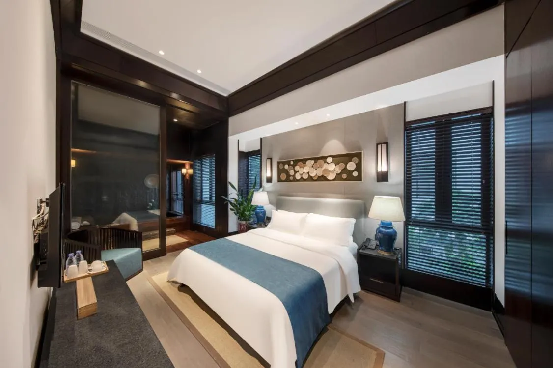 Bed in Howard Johnson Sandalwoods Resort Huizhou