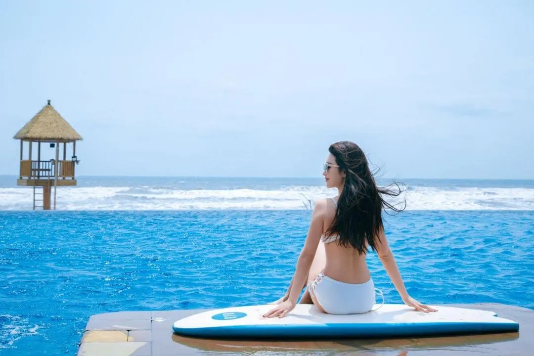 Swimming pool in Howard Johnson Sandalwoods Resort Huizhou