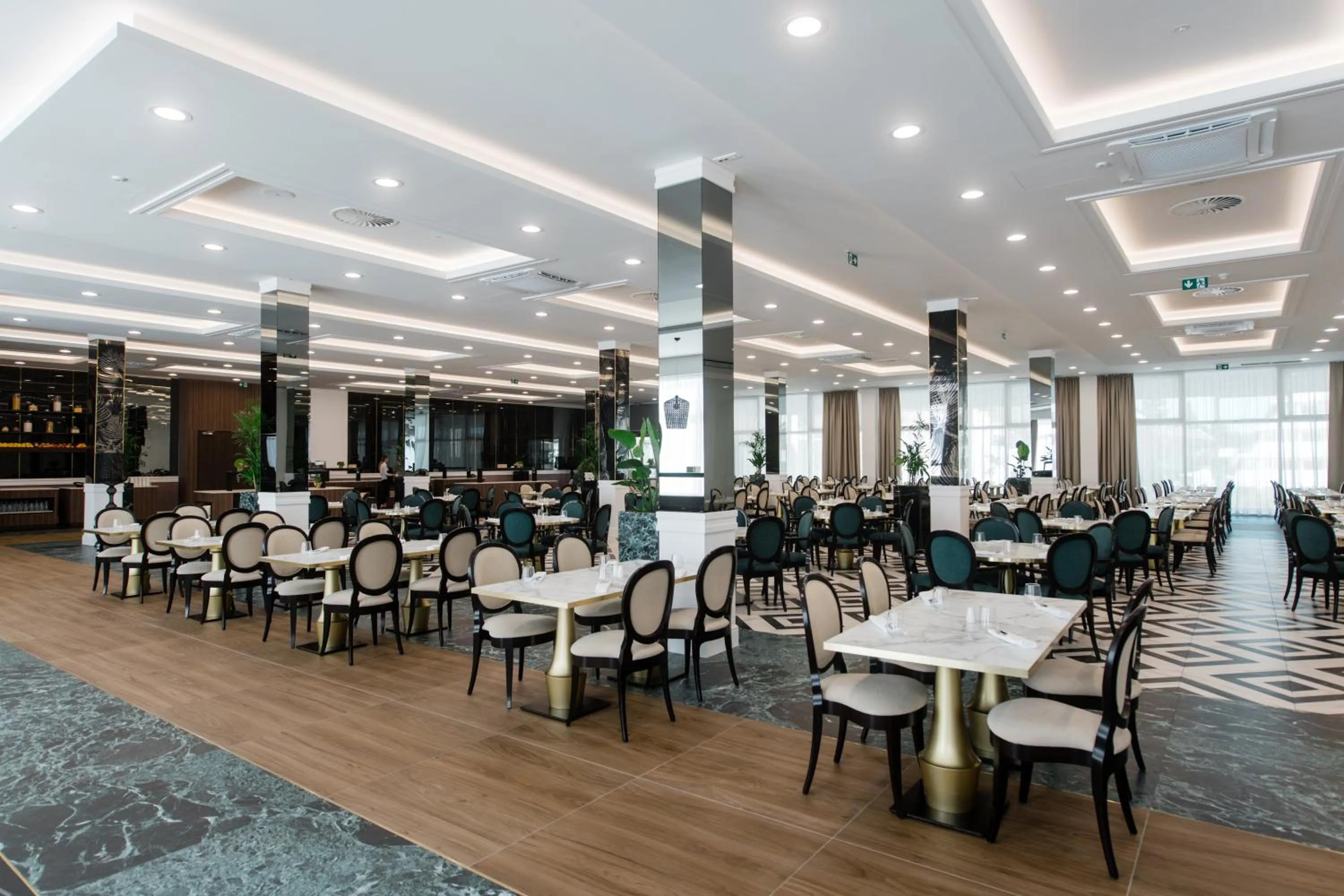 Restaurant/places to eat in Hotel Olympia Sky