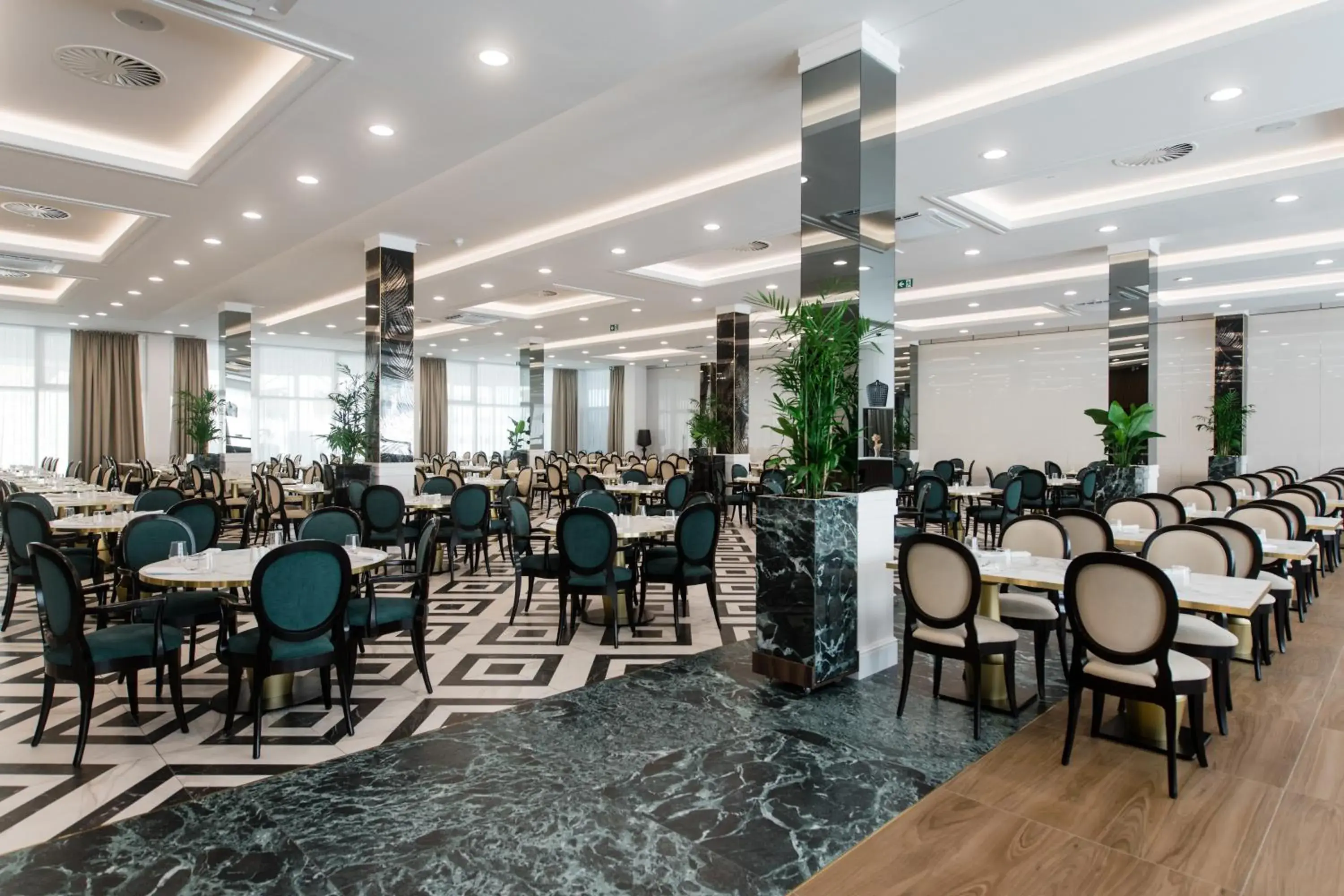 Restaurant/places to eat in Hotel Olympia Sky Restaurant/places to eat in Hotel Olympia Sky