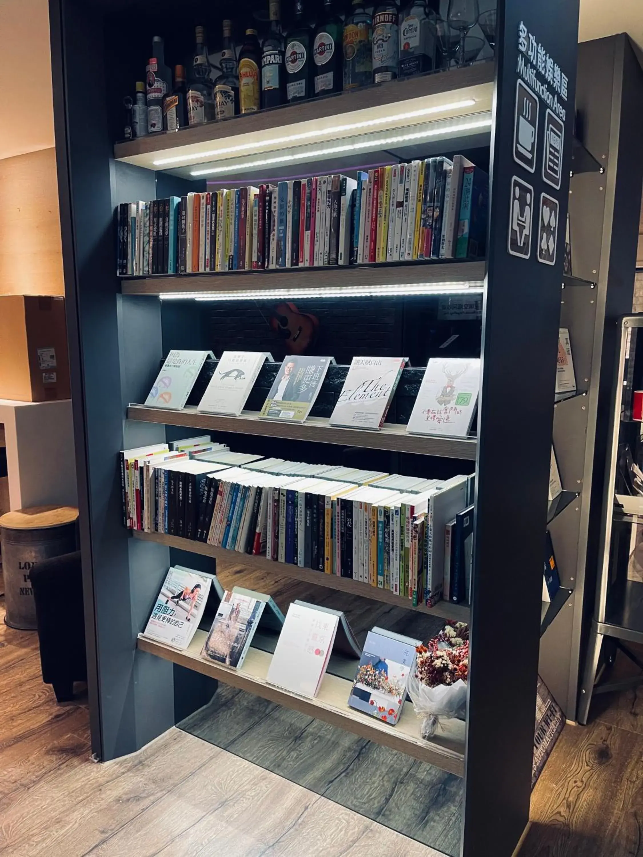 Library in Taiwan Youth Hostel & Capsule Hotel