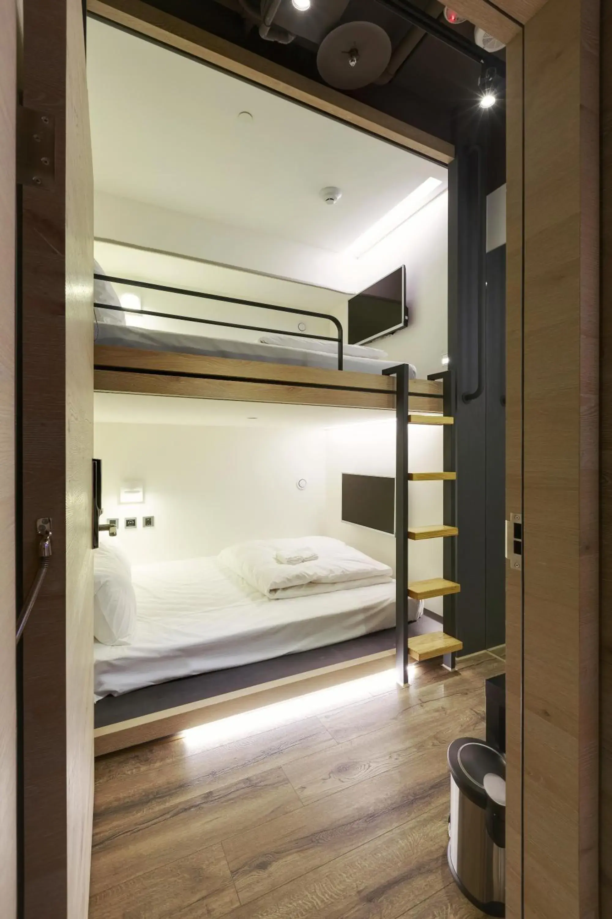 bunk bed, Bed in Taiwan Youth Hostel & Capsule Hotel