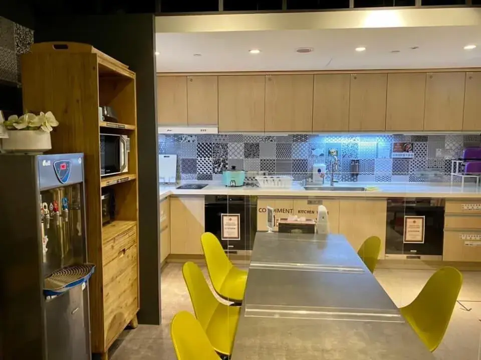 Communal kitchen, Kitchen/Kitchenette in Taiwan Youth Hostel & Capsule Hotel