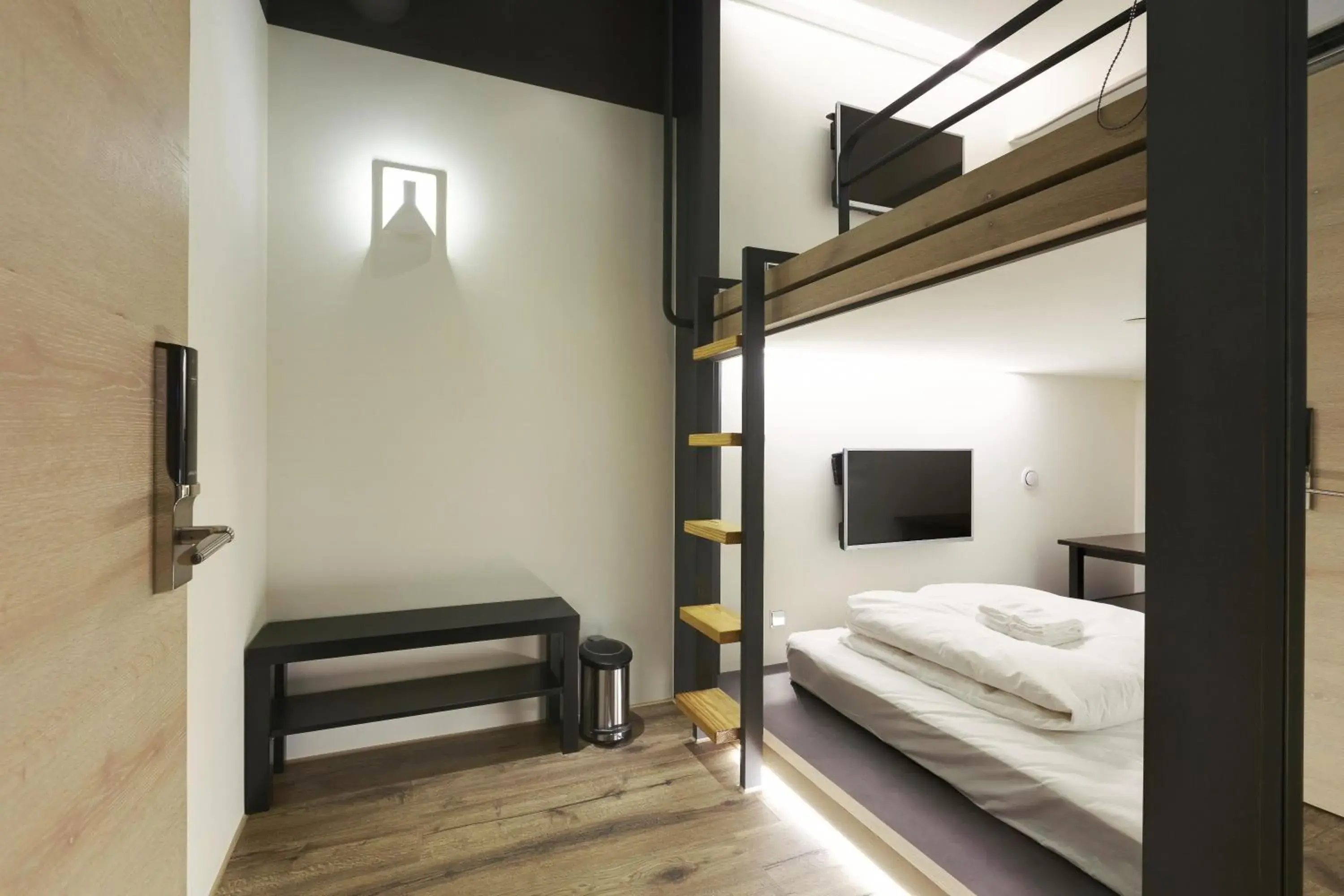 bunk bed, Bed in Taiwan Youth Hostel & Capsule Hotel