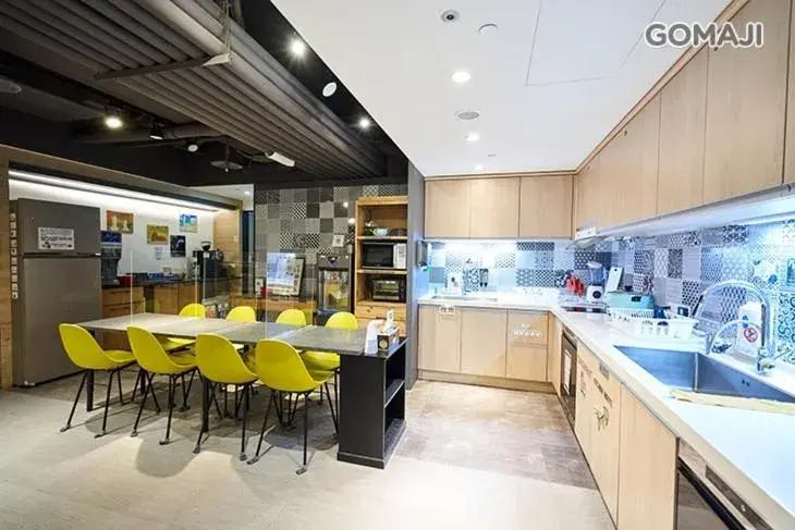 Communal kitchen, Kitchen/Kitchenette in Taiwan Youth Hostel & Capsule Hotel