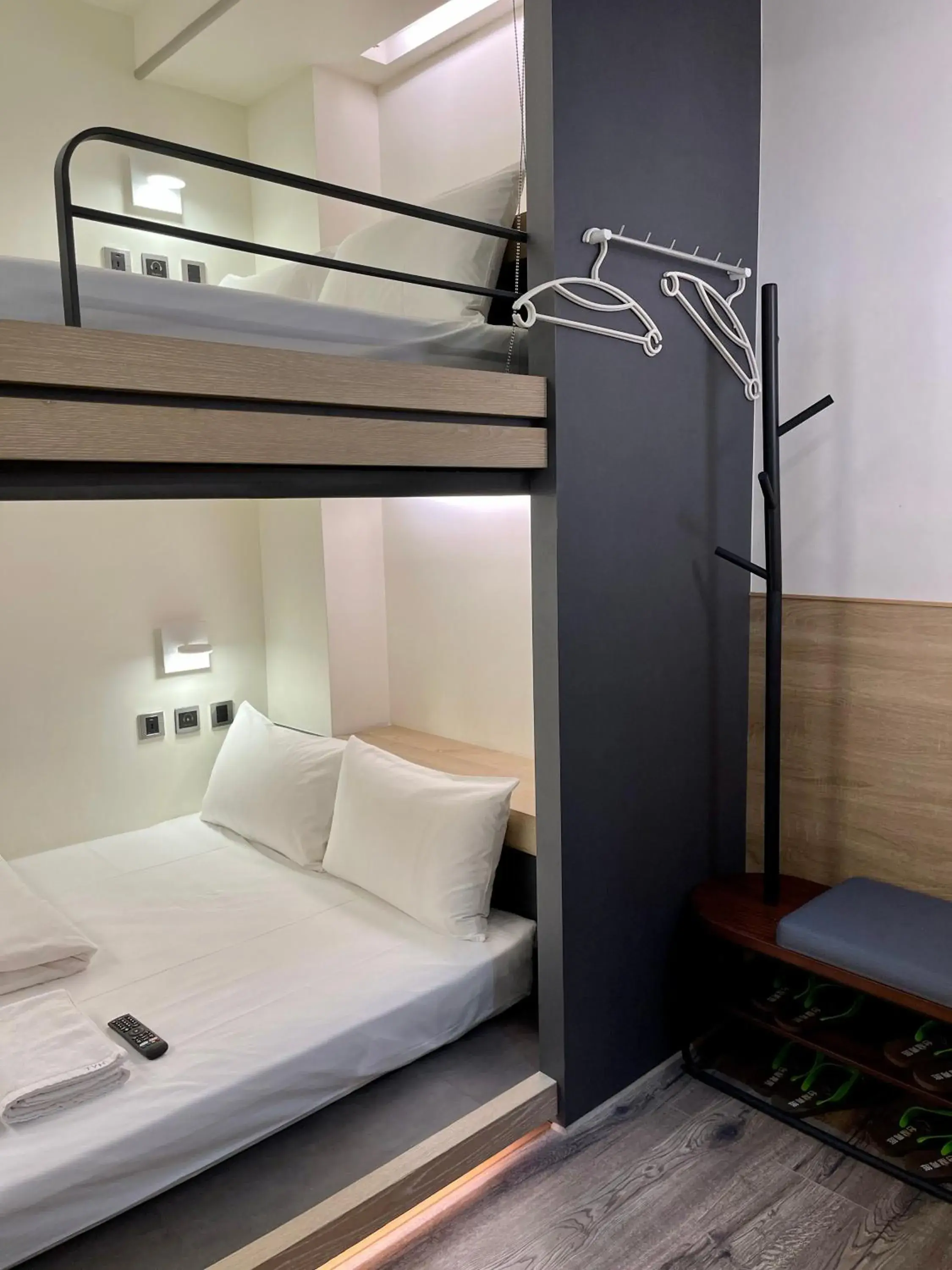 bunk bed, Bed in Taiwan Youth Hostel & Capsule Hotel