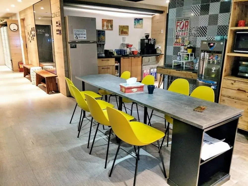 Dining area in Taiwan Youth Hostel & Capsule Hotel
