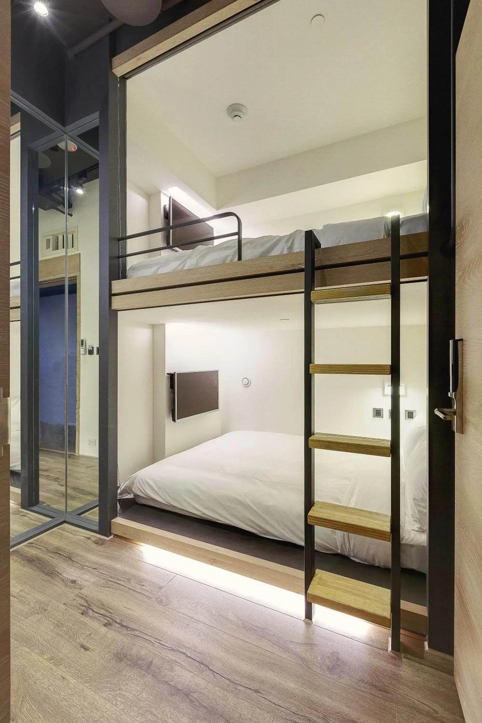 bunk bed, Bed in Taiwan Youth Hostel & Capsule Hotel