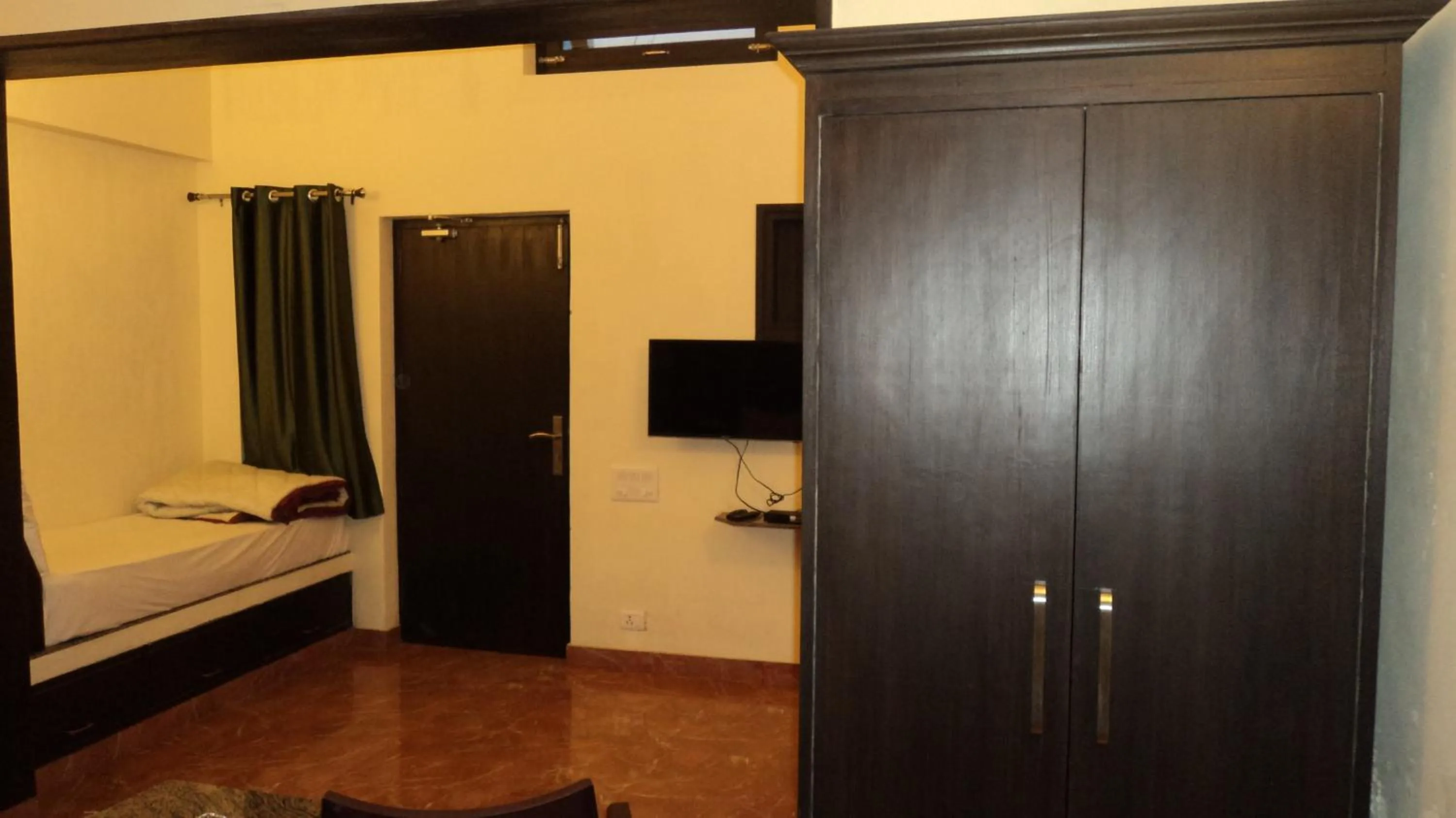 wardrobe, Bed in Corbett Comfort Lodge