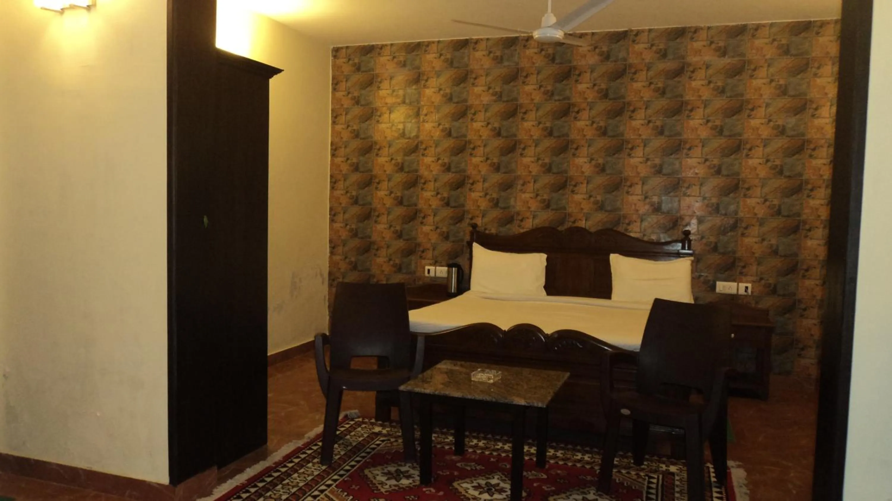 Photo of the whole room in Corbett Comfort Lodge