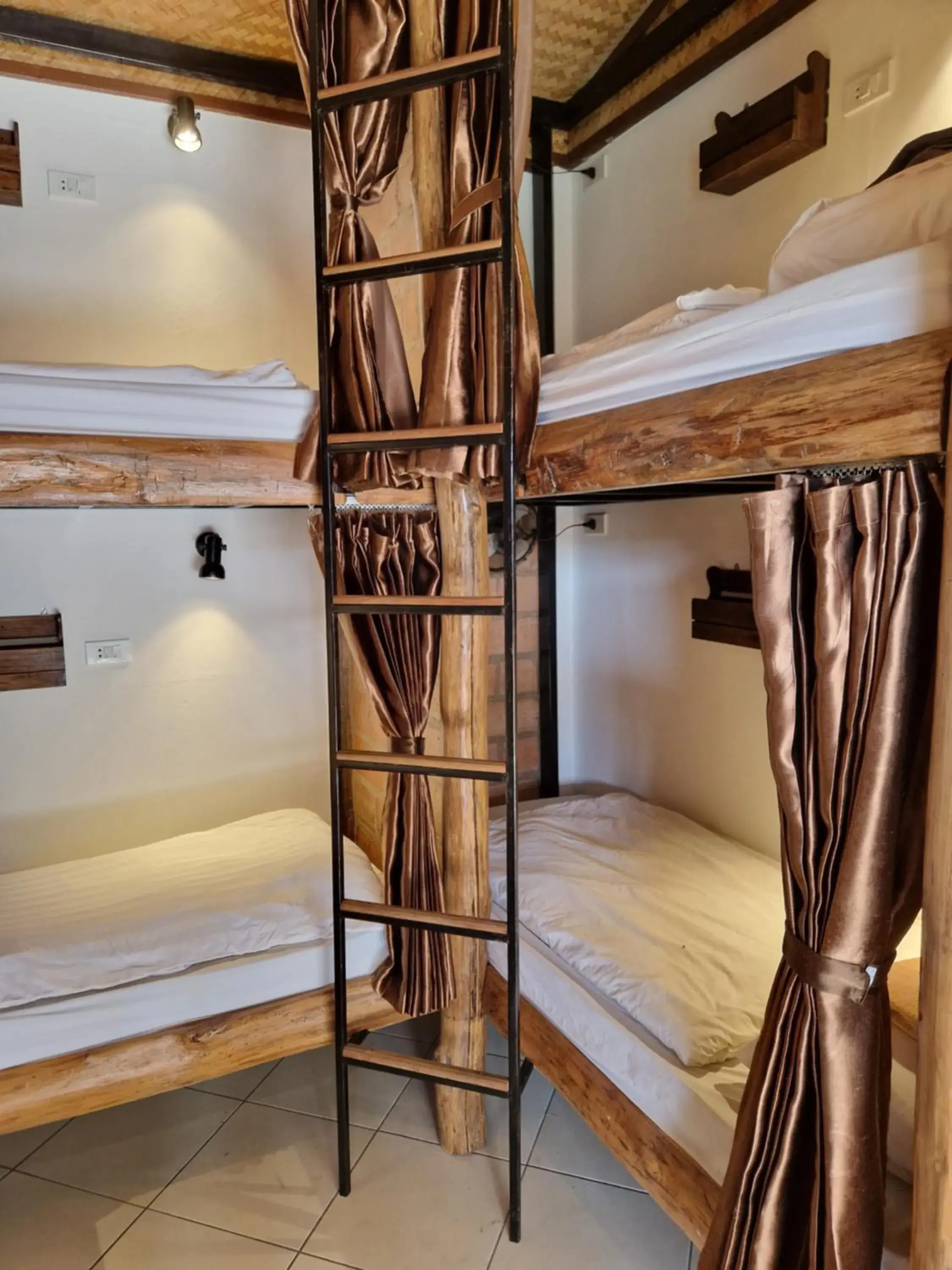 Bed in 6-Bed Mixed Dormitory Room in XPai Bed in 6-Bed Mixed Dormitory Room in XPai